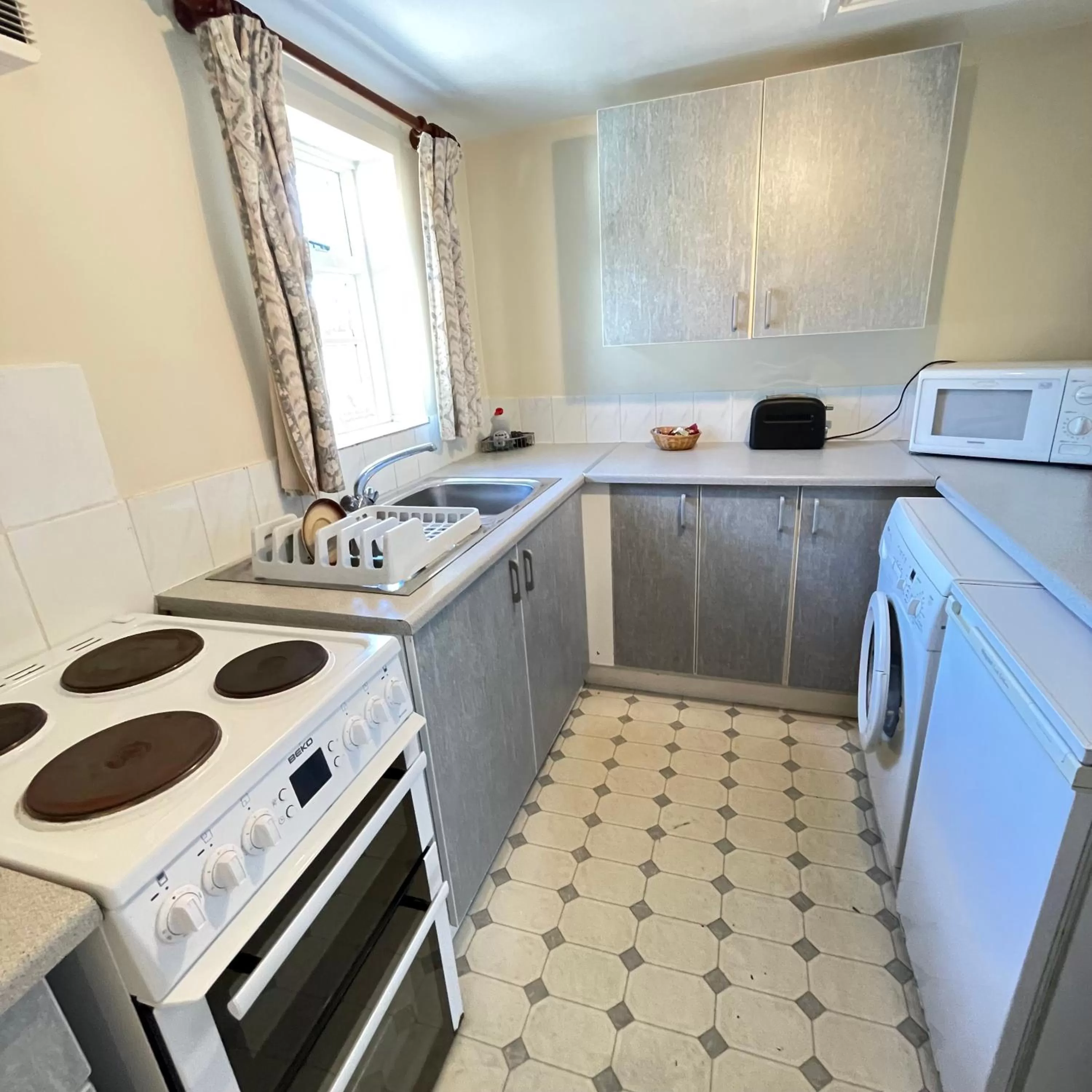 Kitchen or kitchenette in Halfway House Inn & Cottages