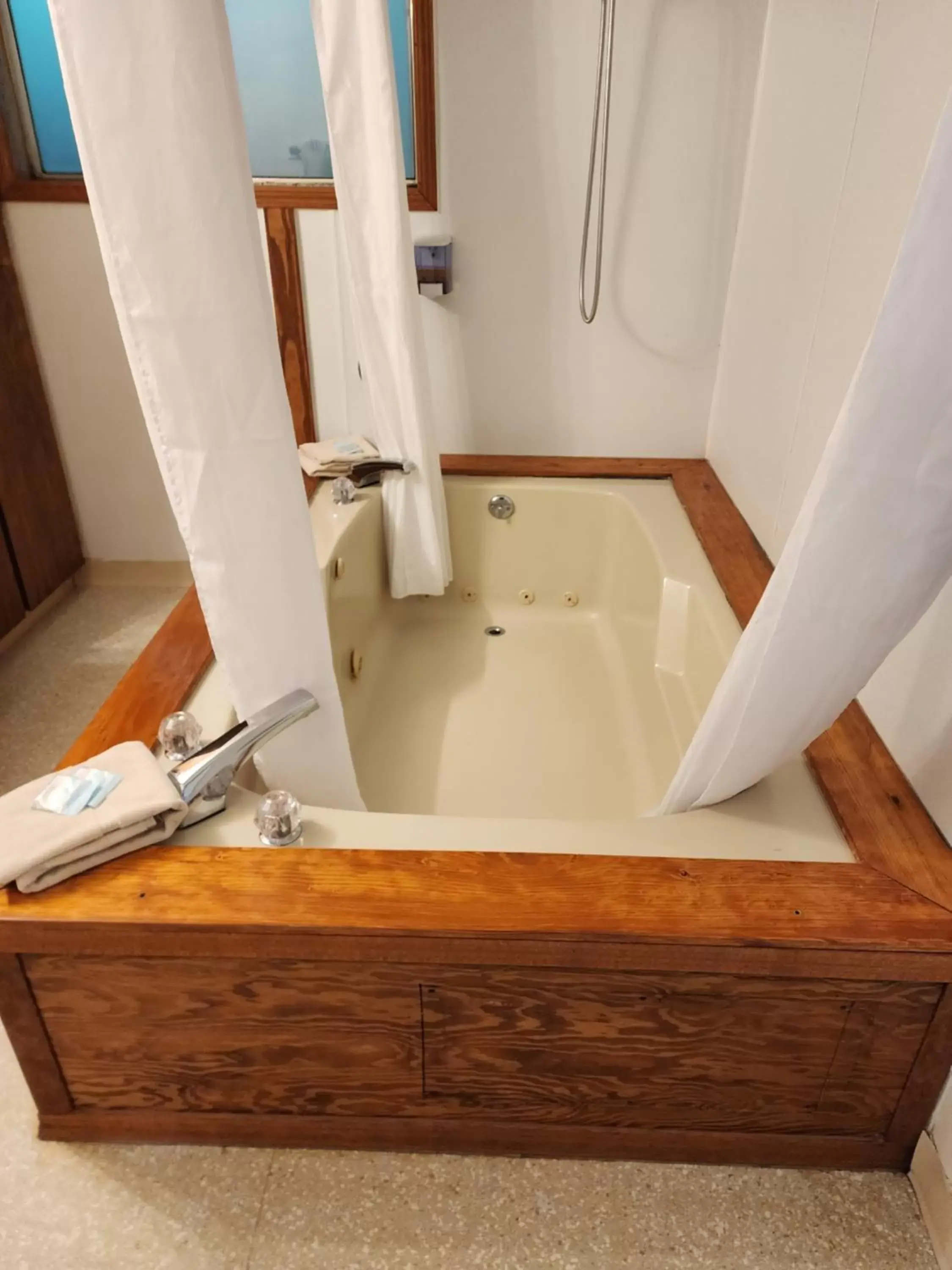 Bath, Bathroom in Plainview Motel