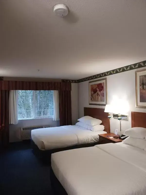 Bed in Red Lion Inn & Suites Port Orchard