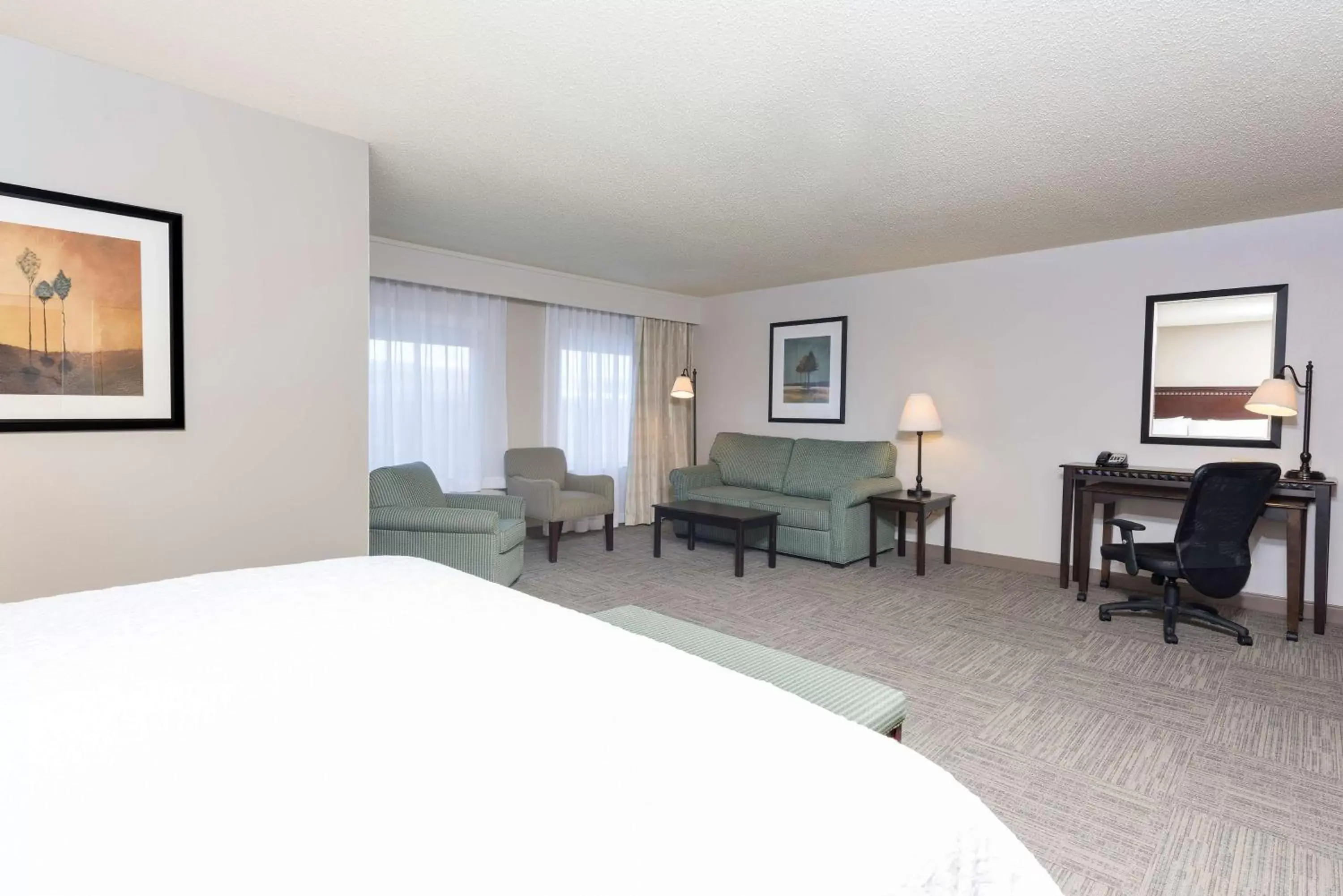 Bed in Hampton Inn & Suites Hartford-Manchester