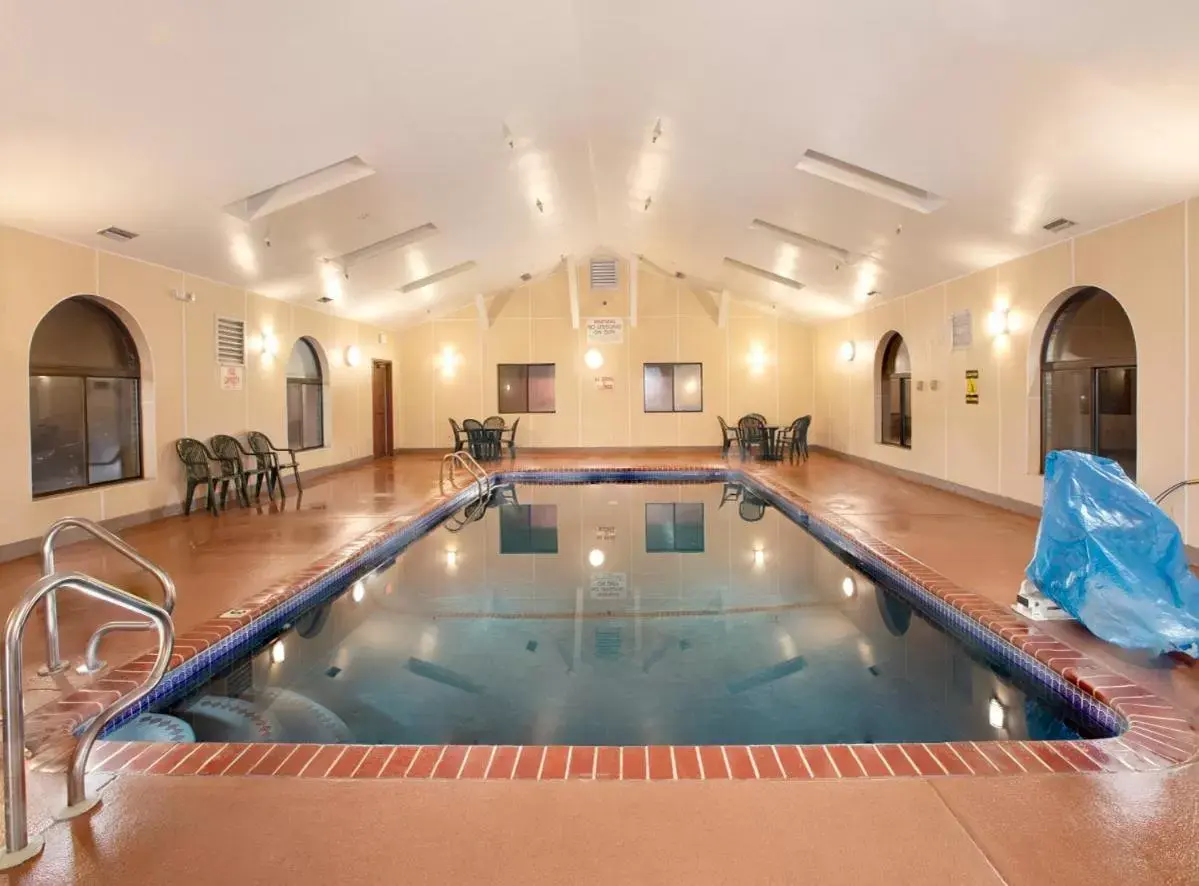 Swimming Pool in Super 8 by Wyndham St Charles