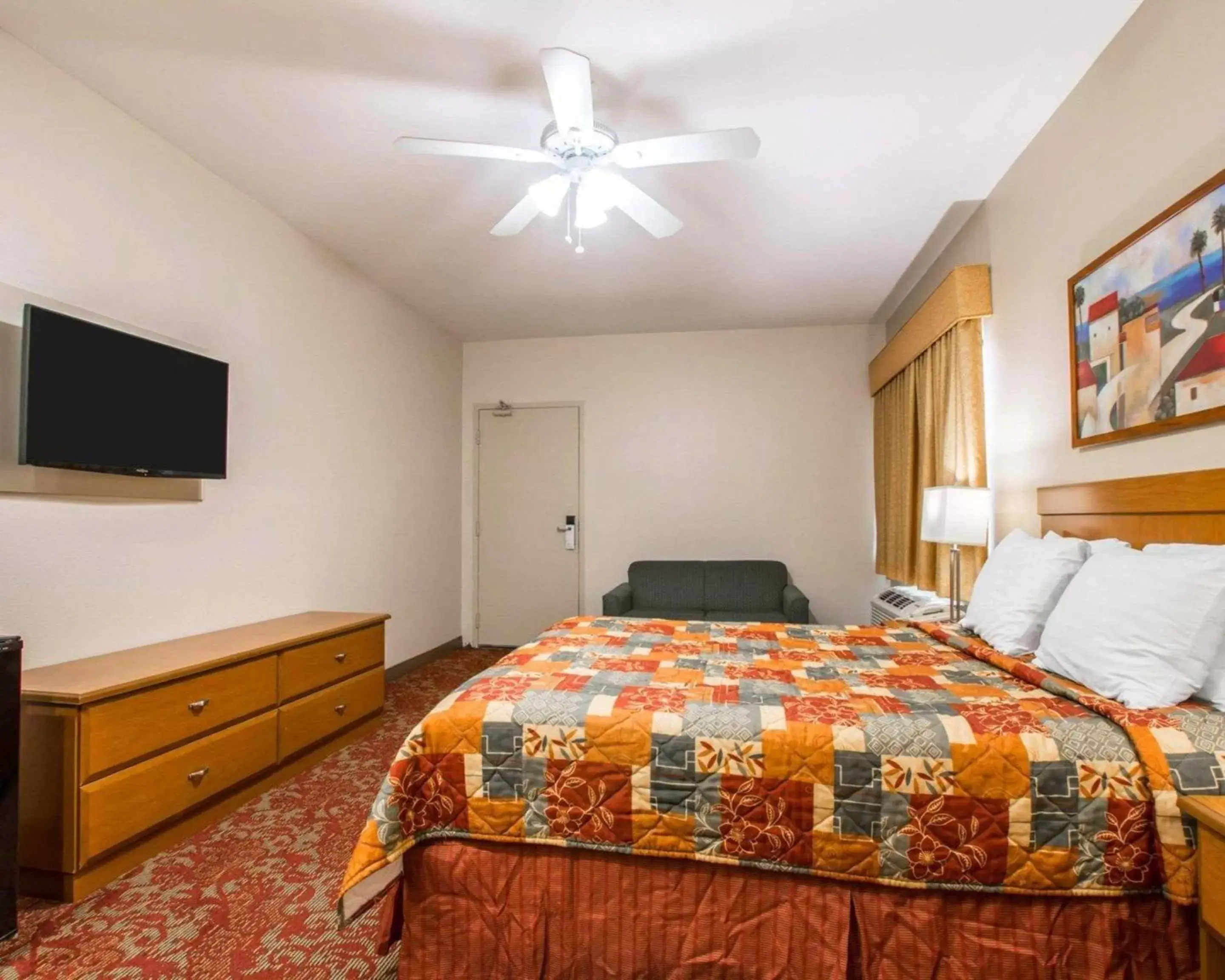 Photo of the whole room, Bed in Rodeway Inn Encinitas North