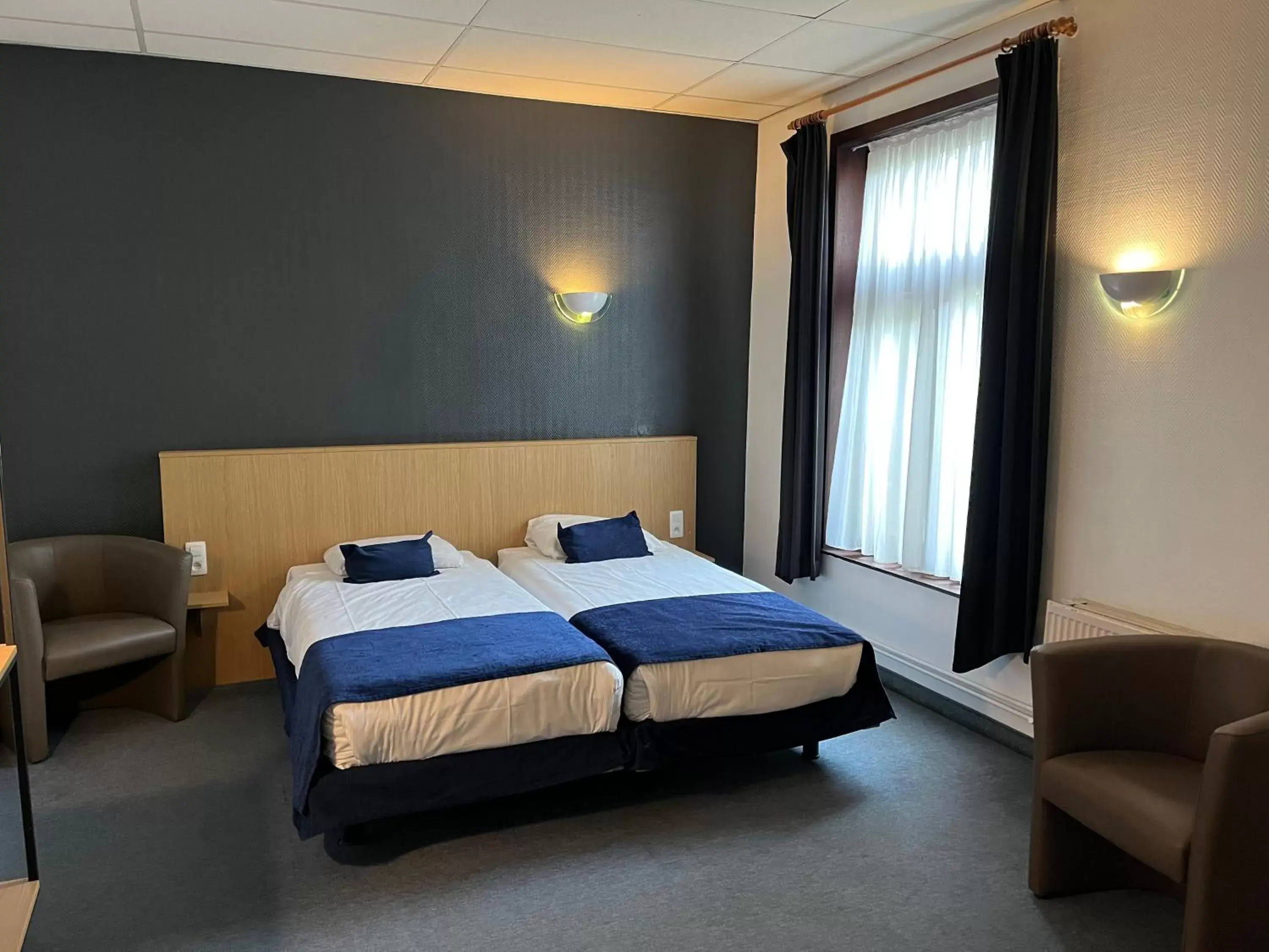Property building, Bed in Hotel Montovani