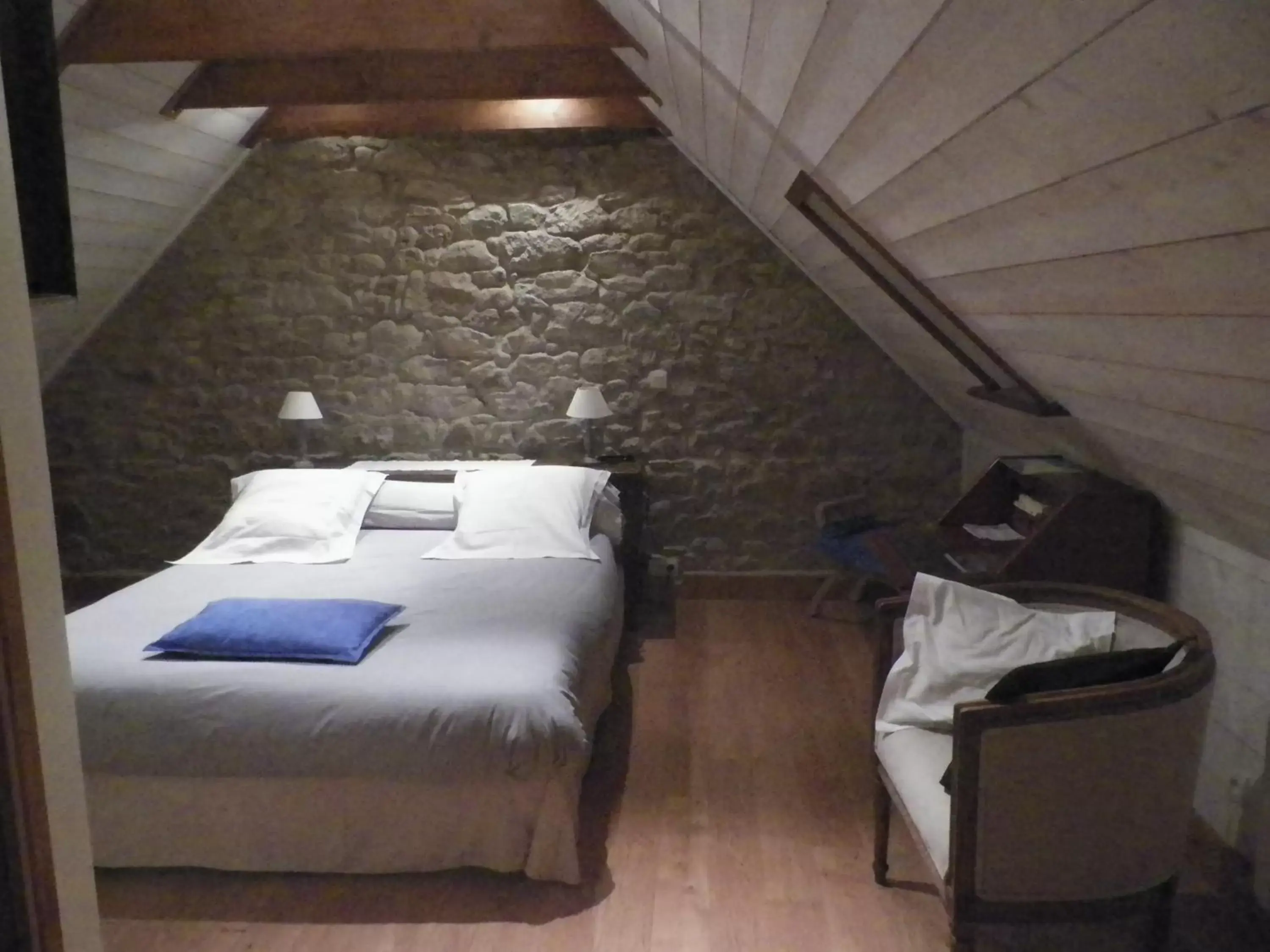 Photo of the whole room, Bed in Oudoty