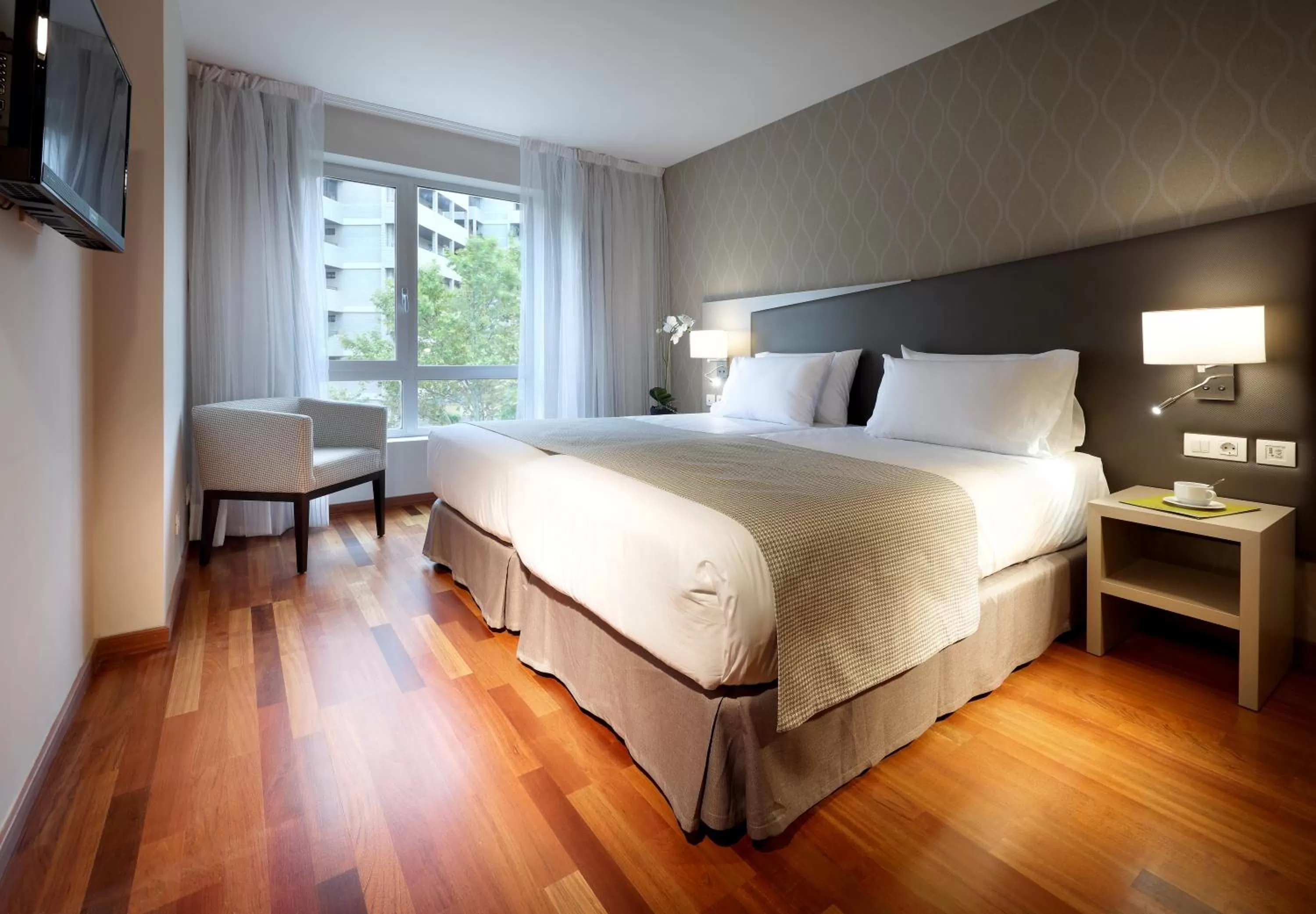 Photo of the whole room, Bed in Exe Zaragoza WTC