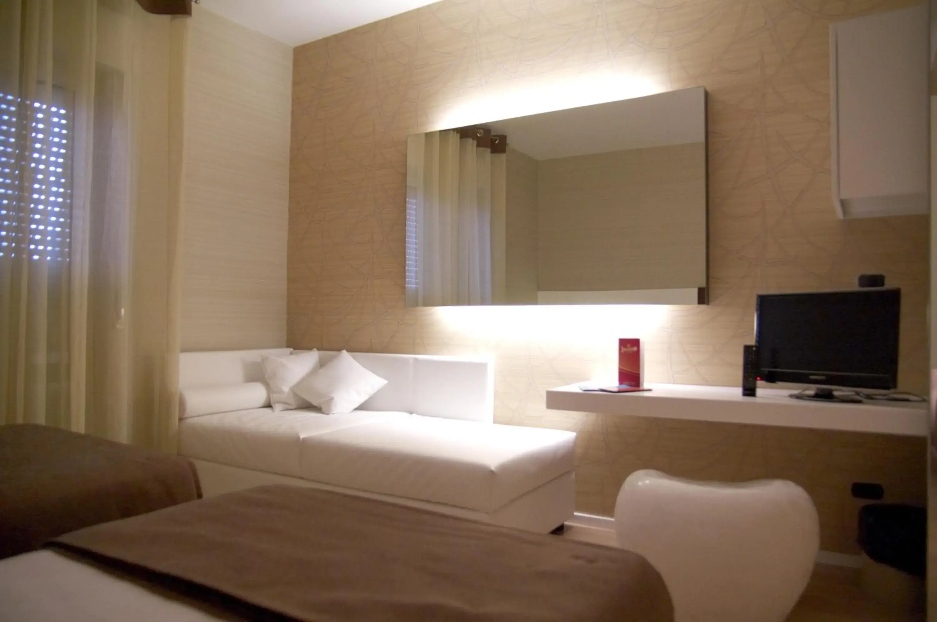 Seating area, Bed in Hotel Incontro