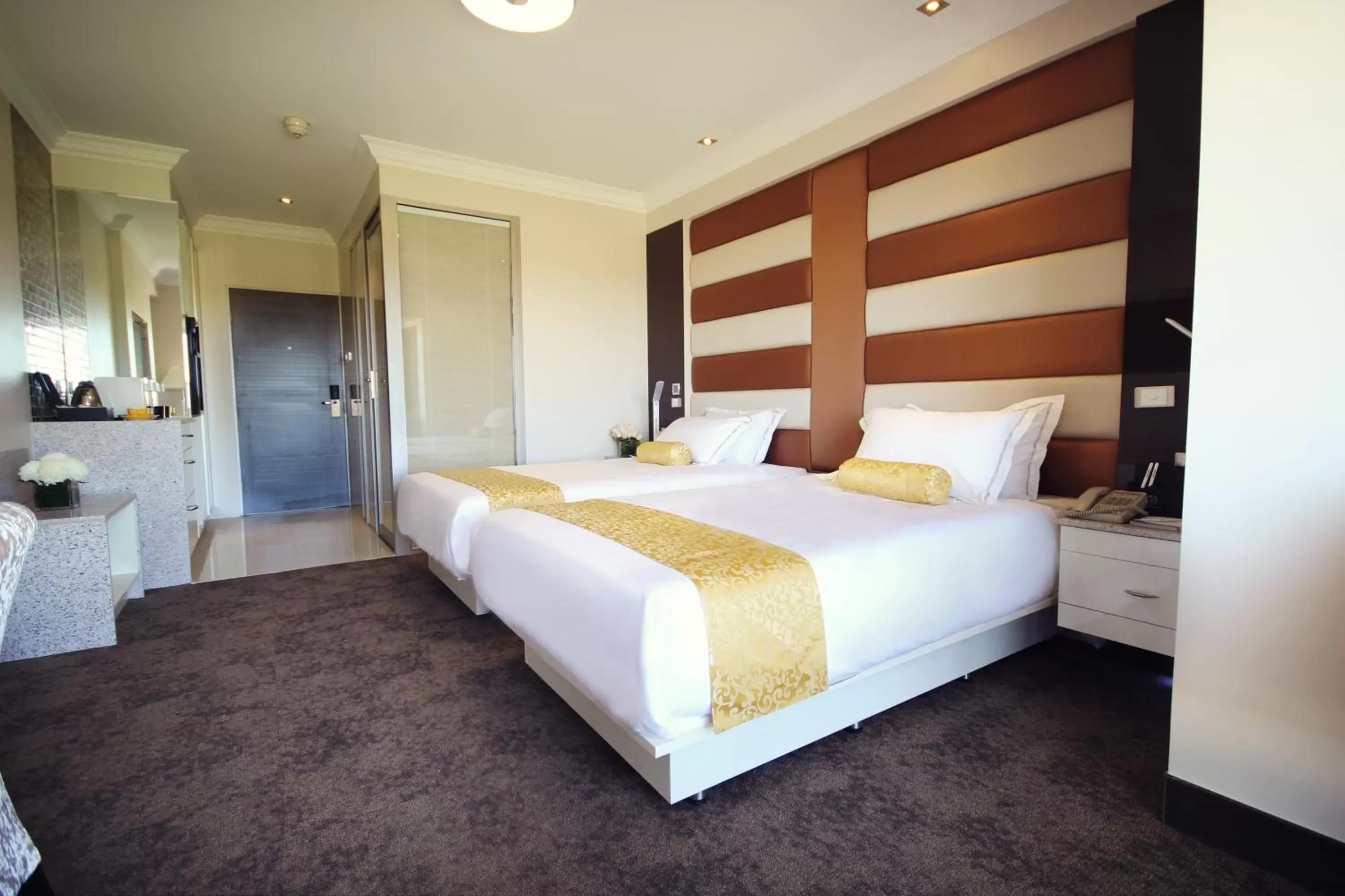 Photo of the whole room, Bed in Swan River Hotel