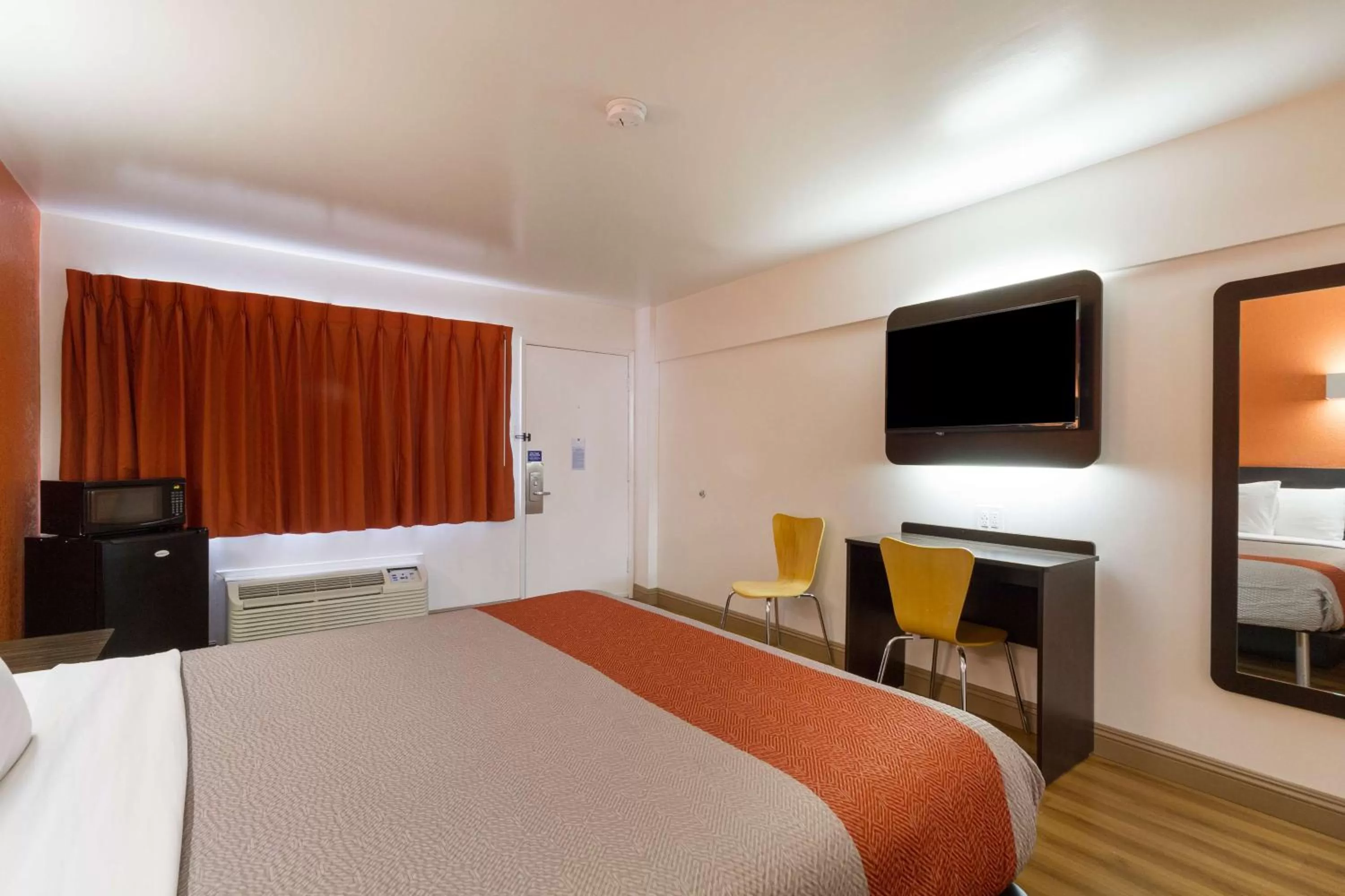 TV and multimedia, Bed in Motel 6-Claremont, CA