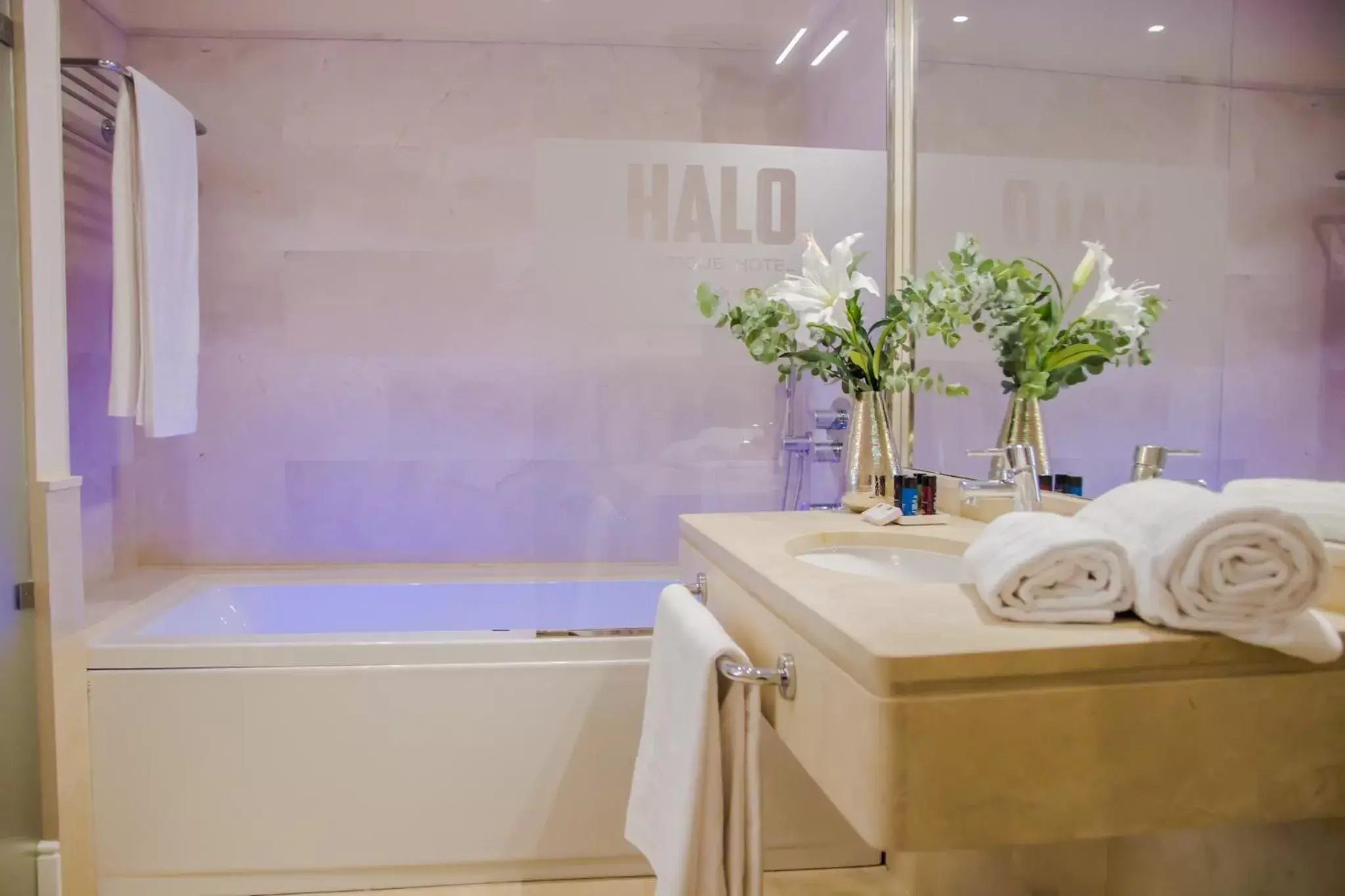 Hot Tub, Bathroom in Halo Boutique Hotel