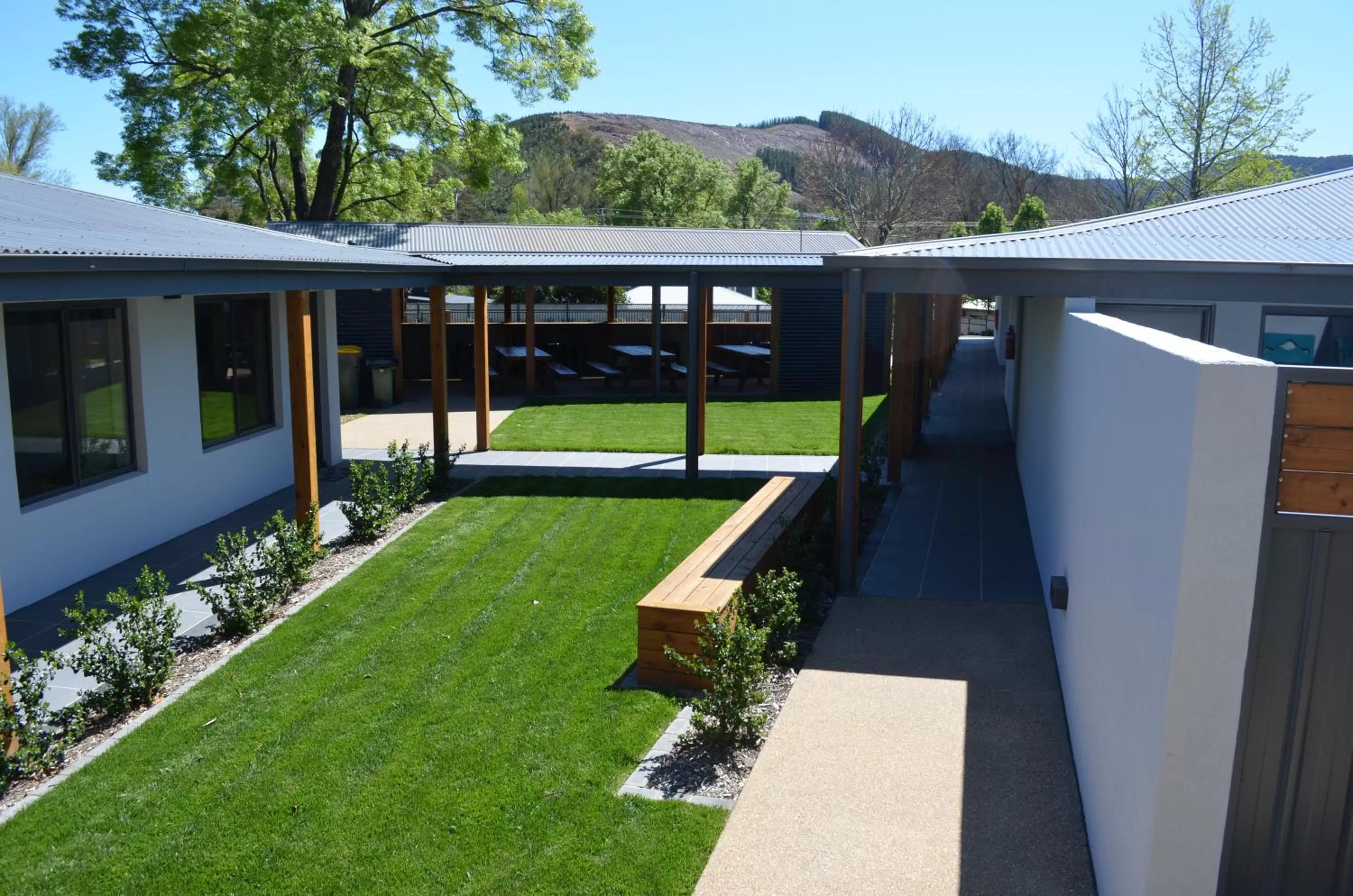 Garden in Bright Colonial Motel