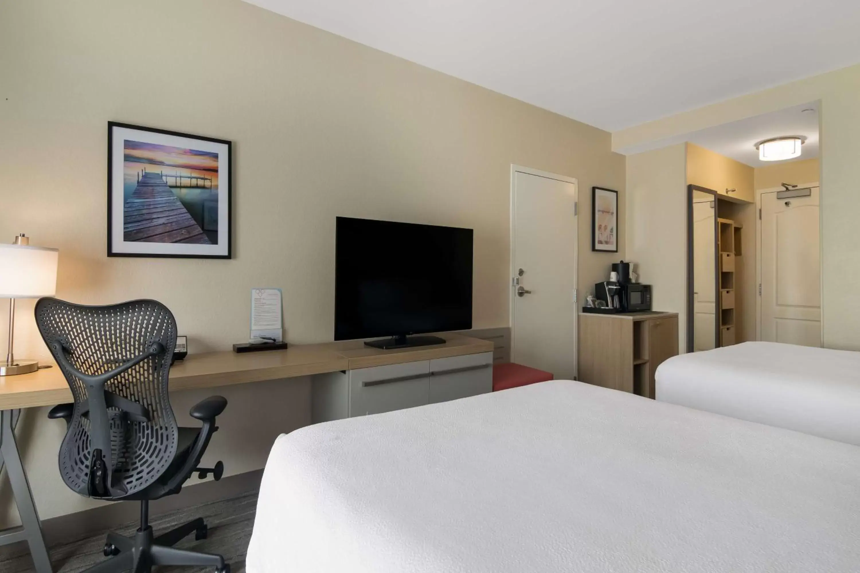 Bedroom, TV/Entertainment Center in Hilton Garden Inn Madison West/Middleton