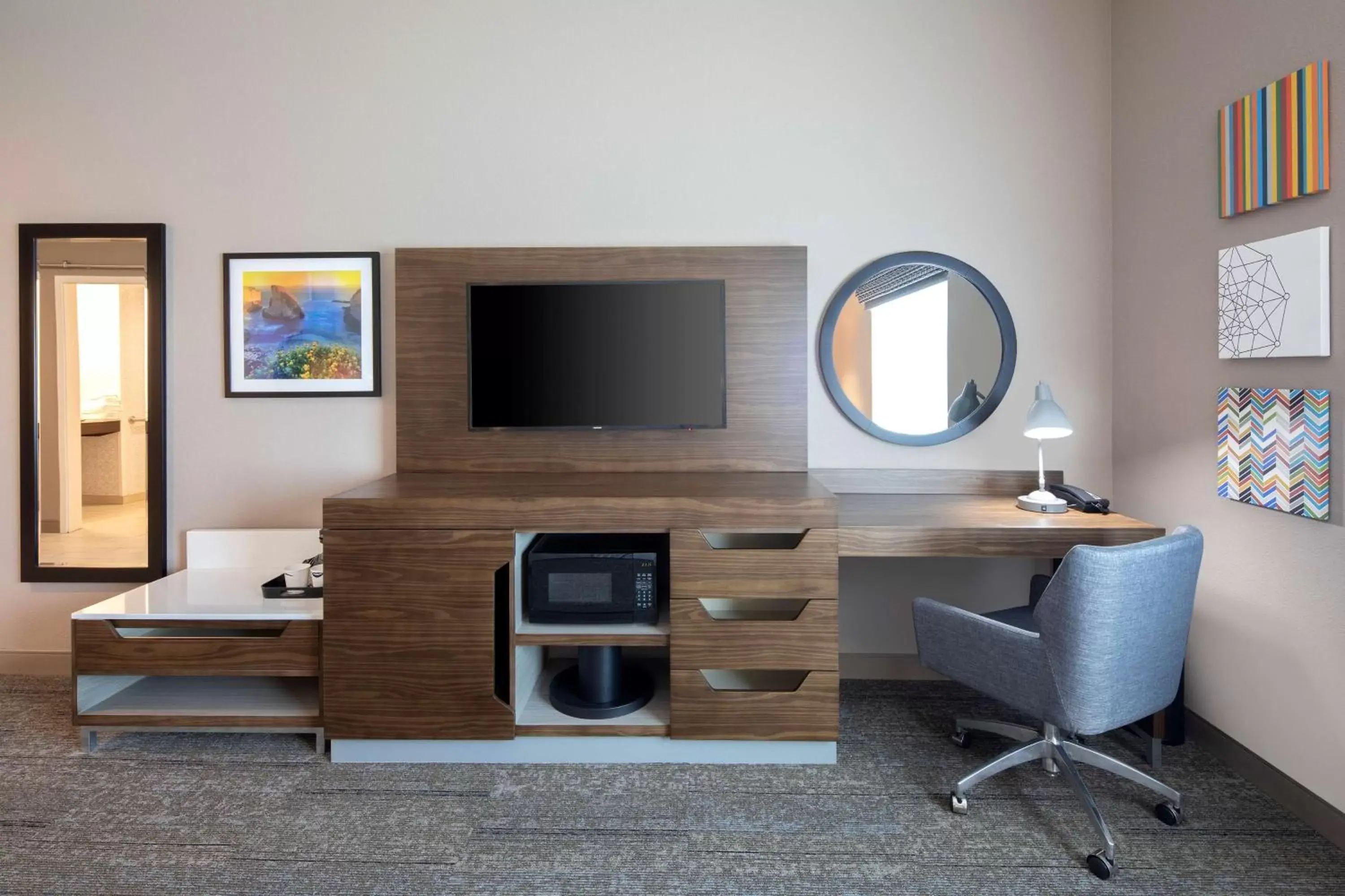 Bedroom, TV/Entertainment Center in Hampton Inn Santa Cruz West, Ca