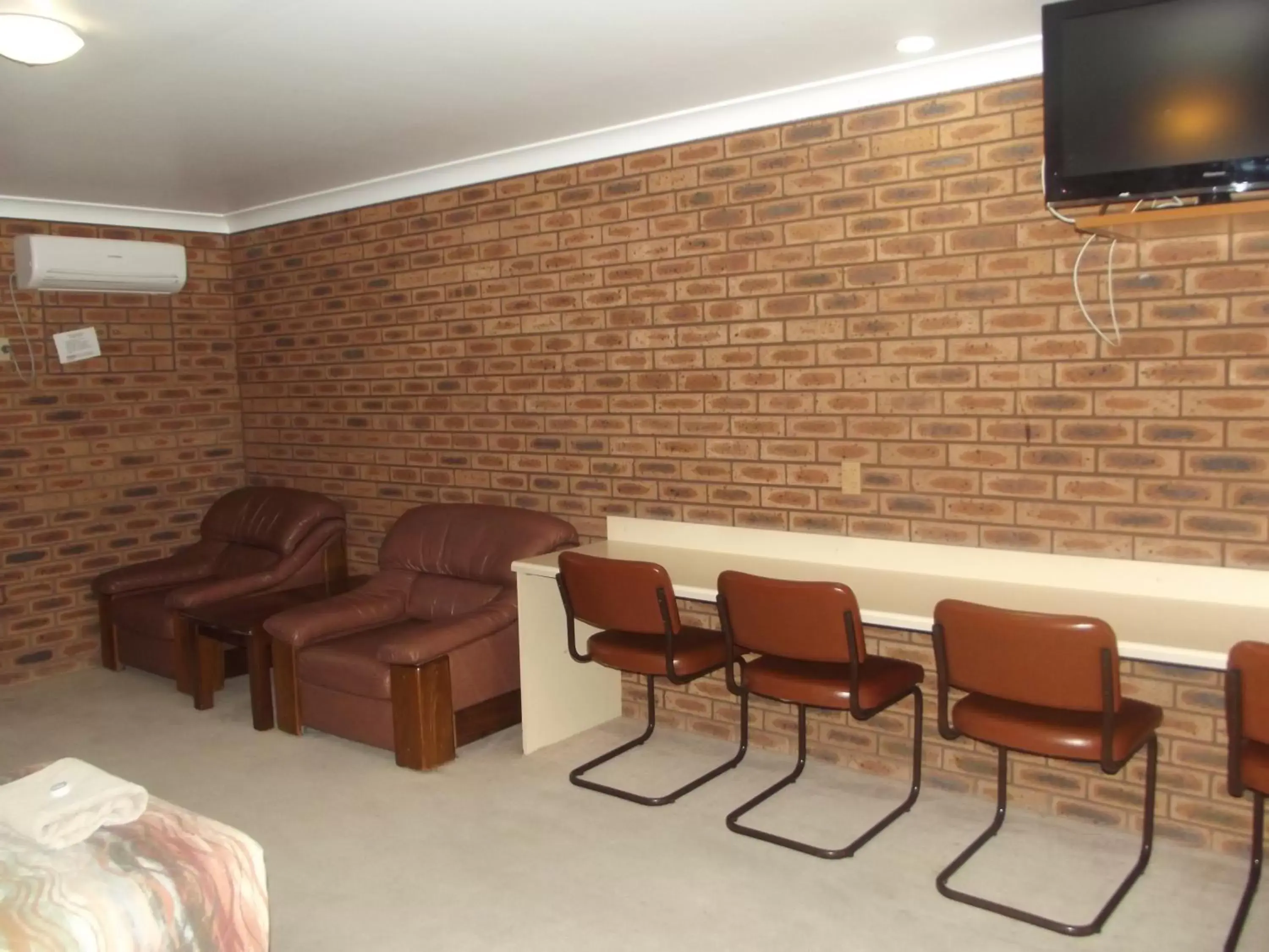 Photo of the whole room, Seating Area in Cobar Town & Country Motor Inn