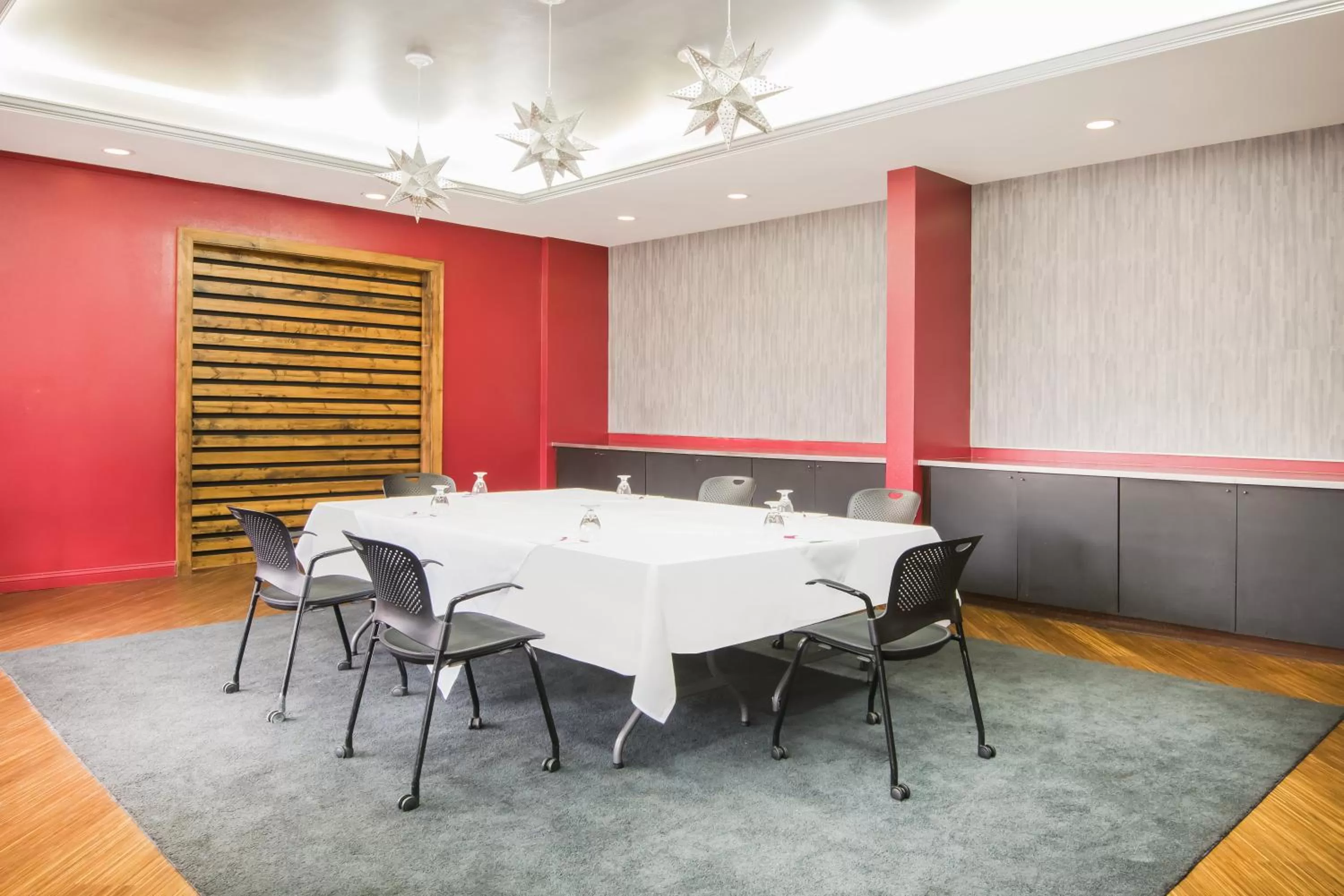 Restaurant/places to eat in Crowne Plaza Ventura Beach by IHG