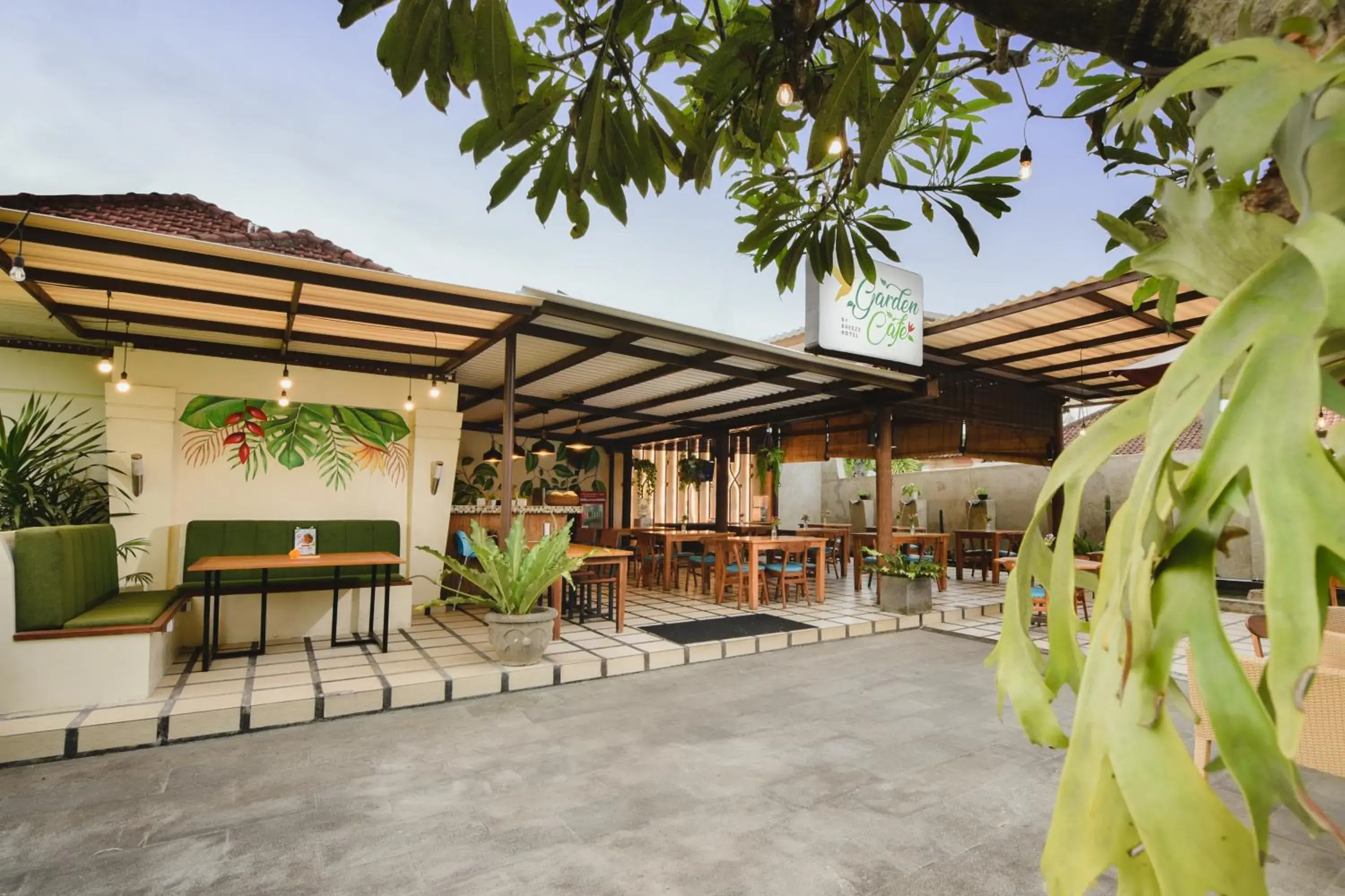 Restaurant/Places to Eat in Bali Breezz Hotel