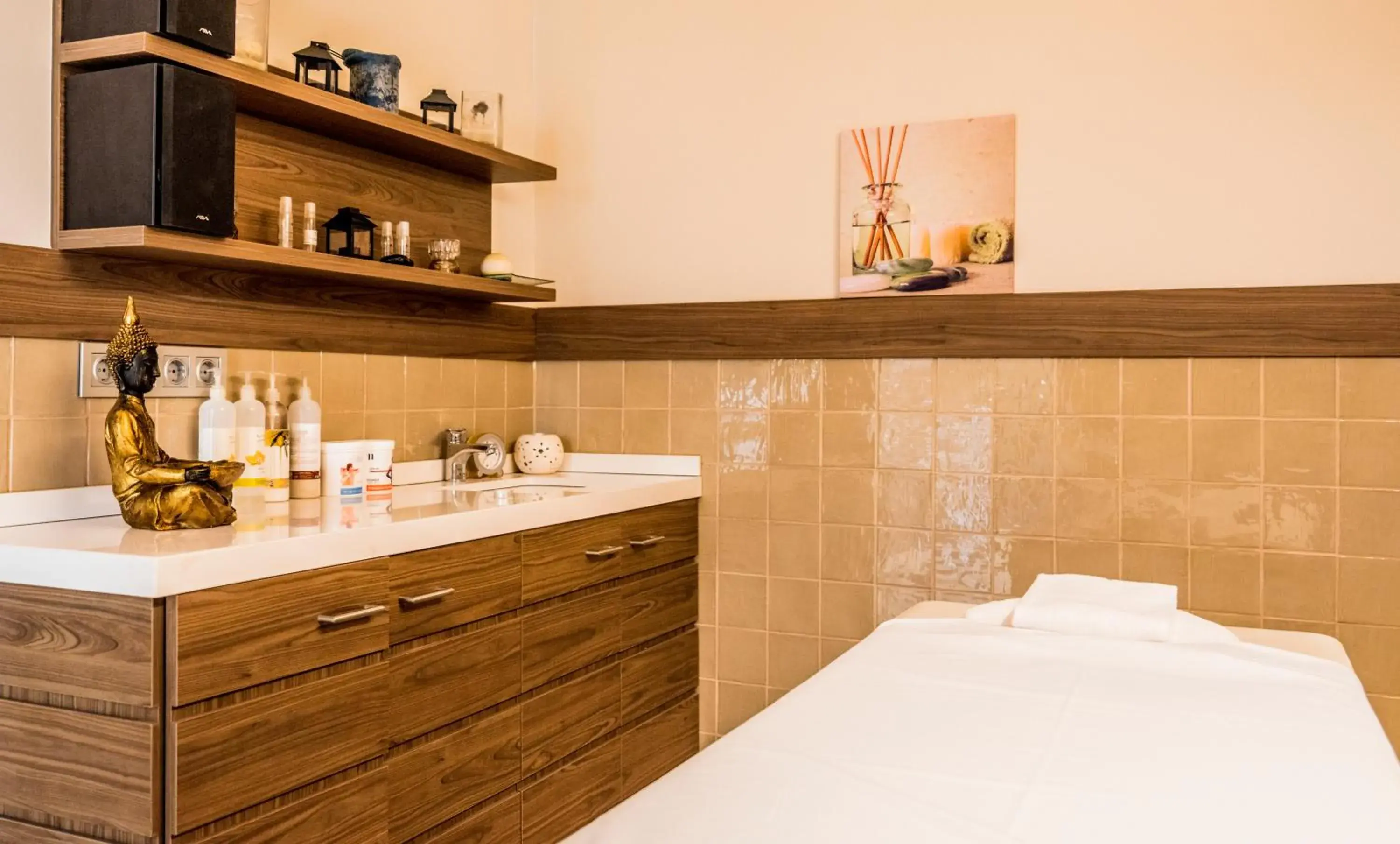 Massage, Kitchen/Kitchenette in Aparthotel Costa Encantada