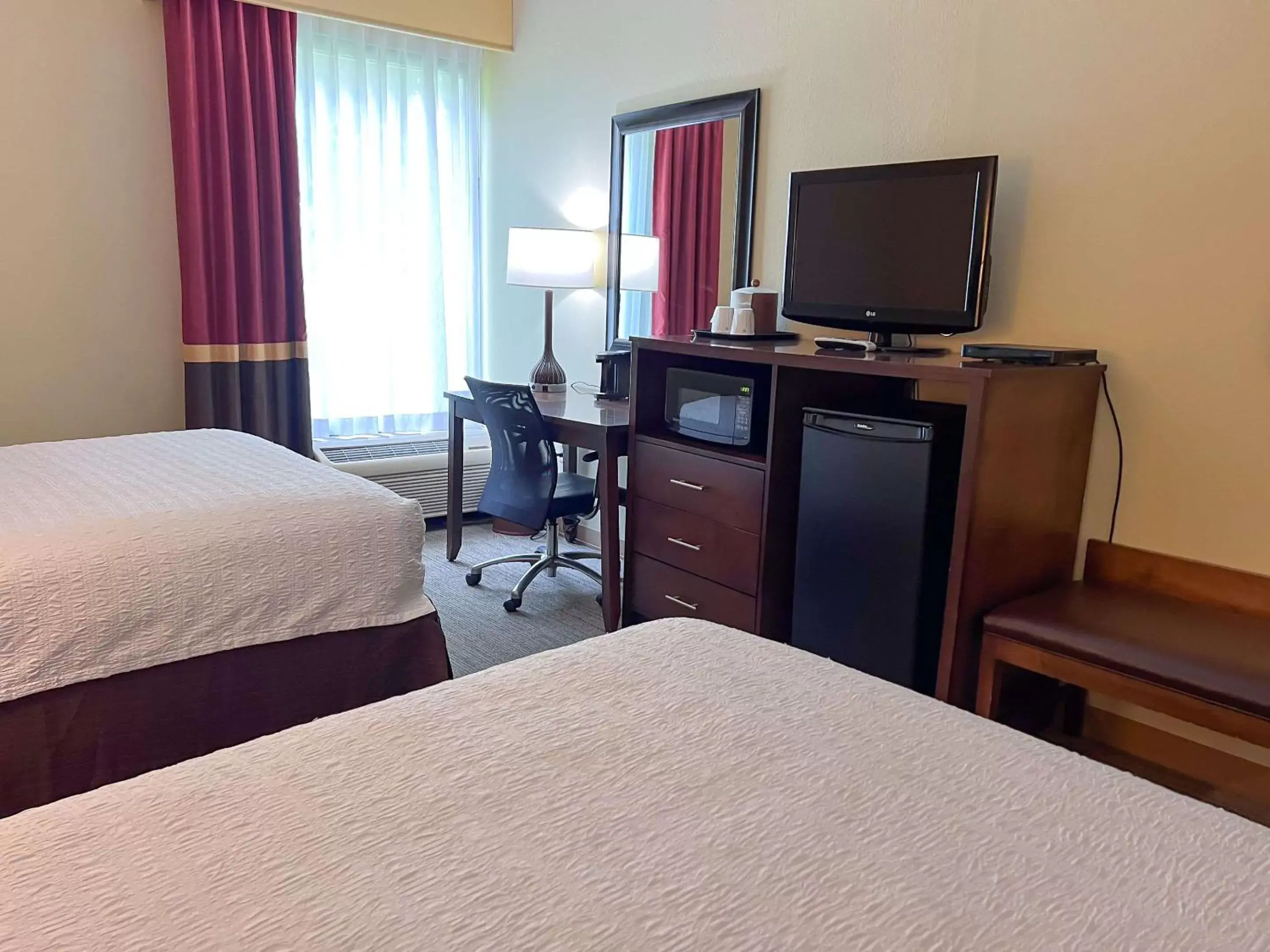 Bedroom, TV/Entertainment Center in Cherokee Inn