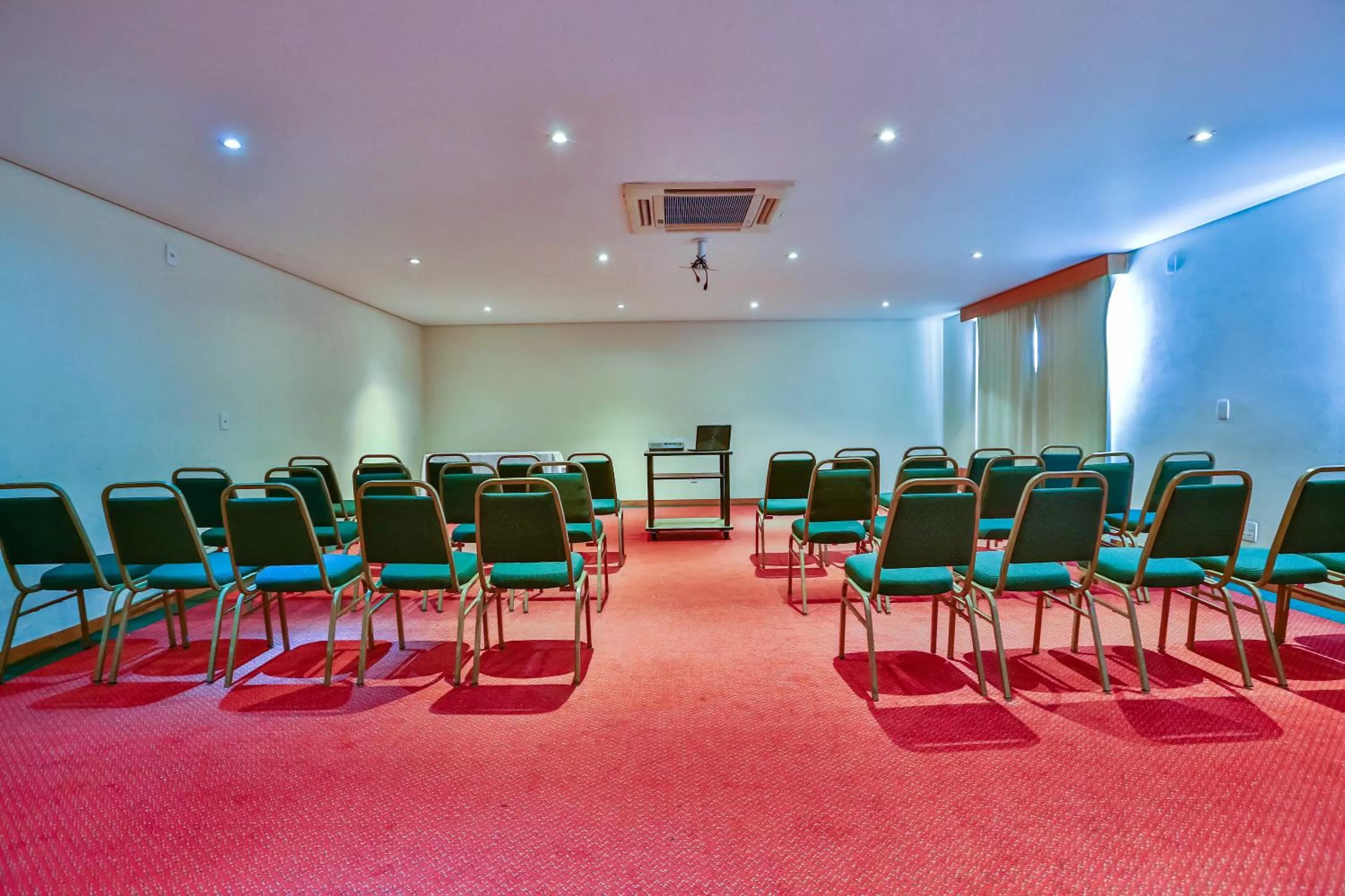 Meeting/conference room in Red Roof Inn Jundiaí