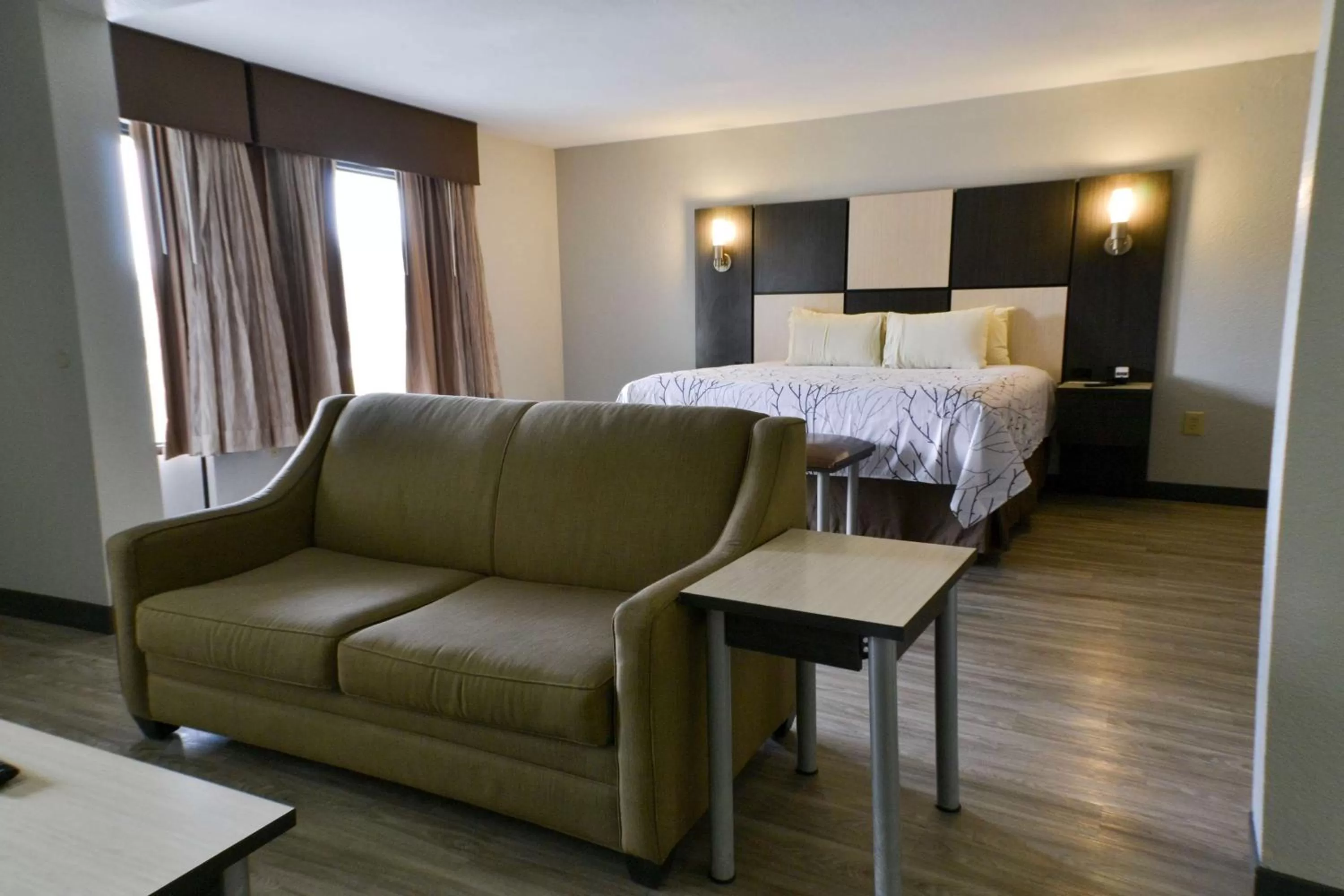 Photo of the whole room, Bed in Best Western Cades Cove Inn