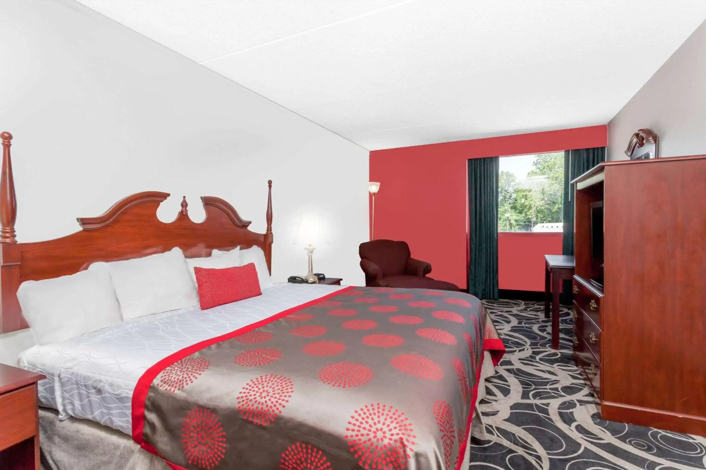 Photo of the whole room, Bed in Ramada by Wyndham Henderson/Evansville