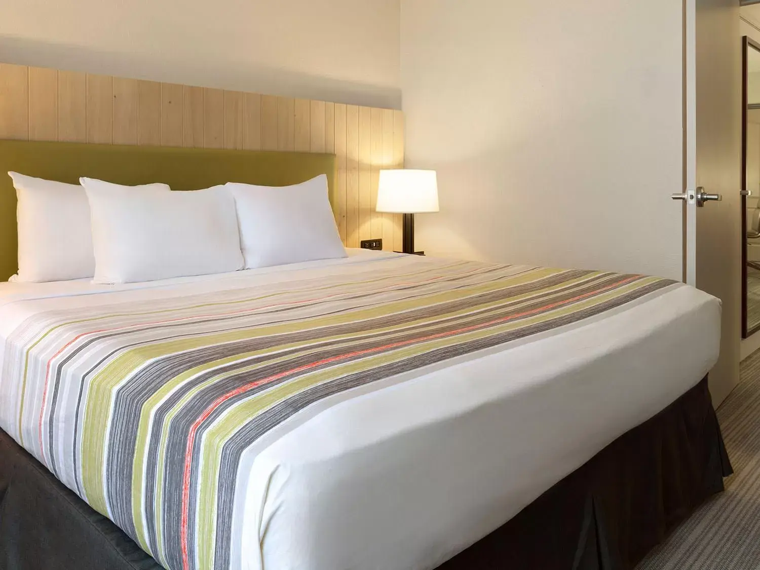 Bed in Country Inn & Suites by Radisson, Chambersburg, PA