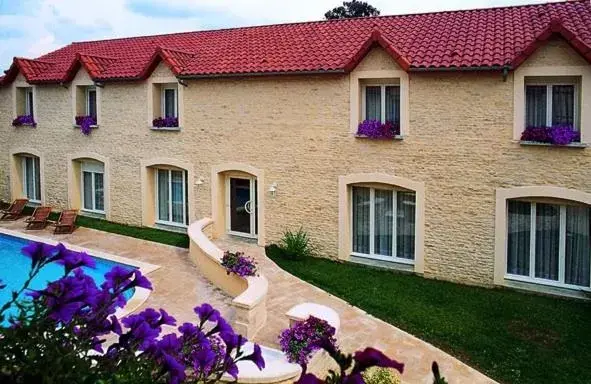 Facade/entrance, Balcony/Terrace in Logis Le Saint Nicolas