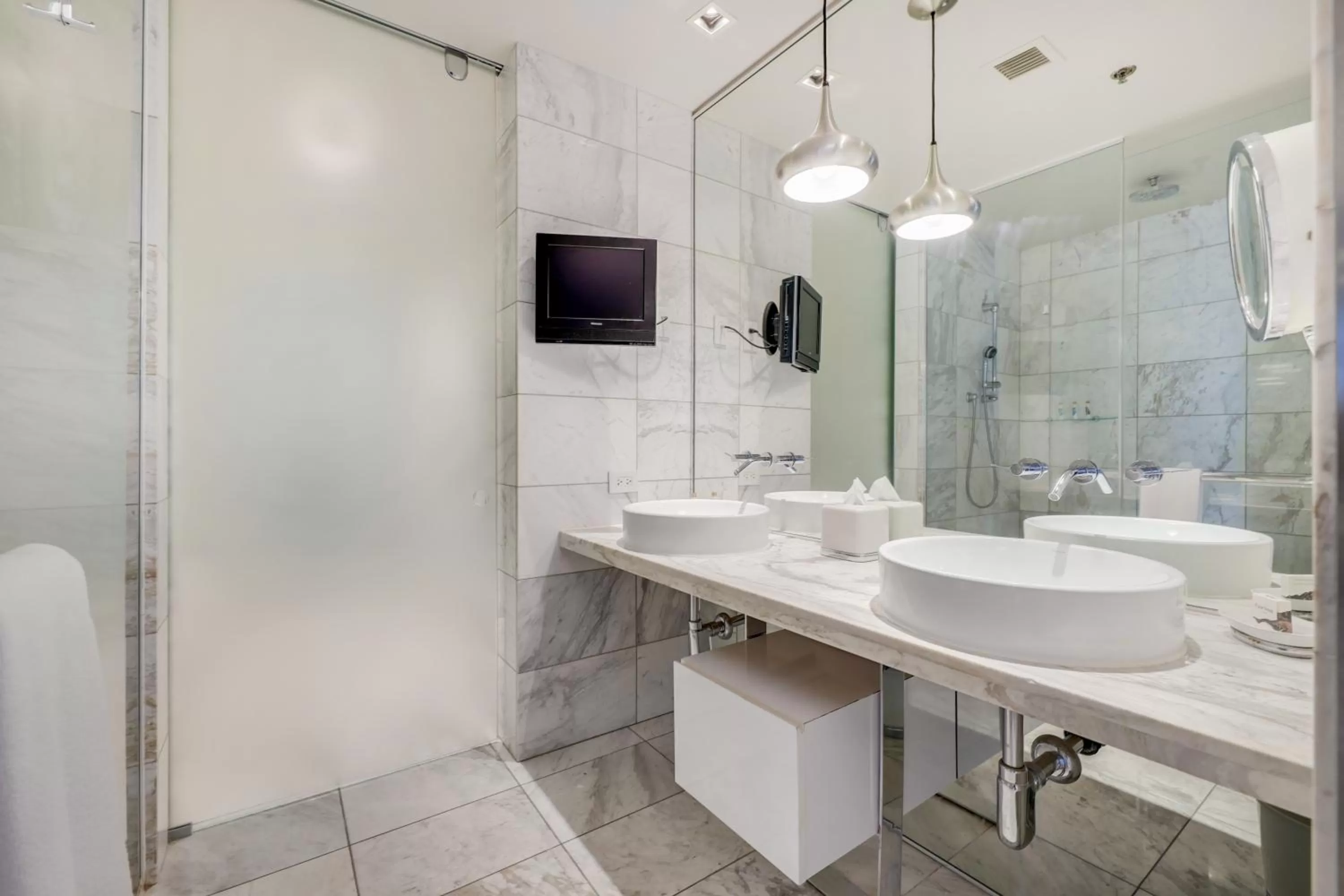 Shower in Vegas Palms HIGH 52nd fl. 1BDR corner penthouse 1220sqft