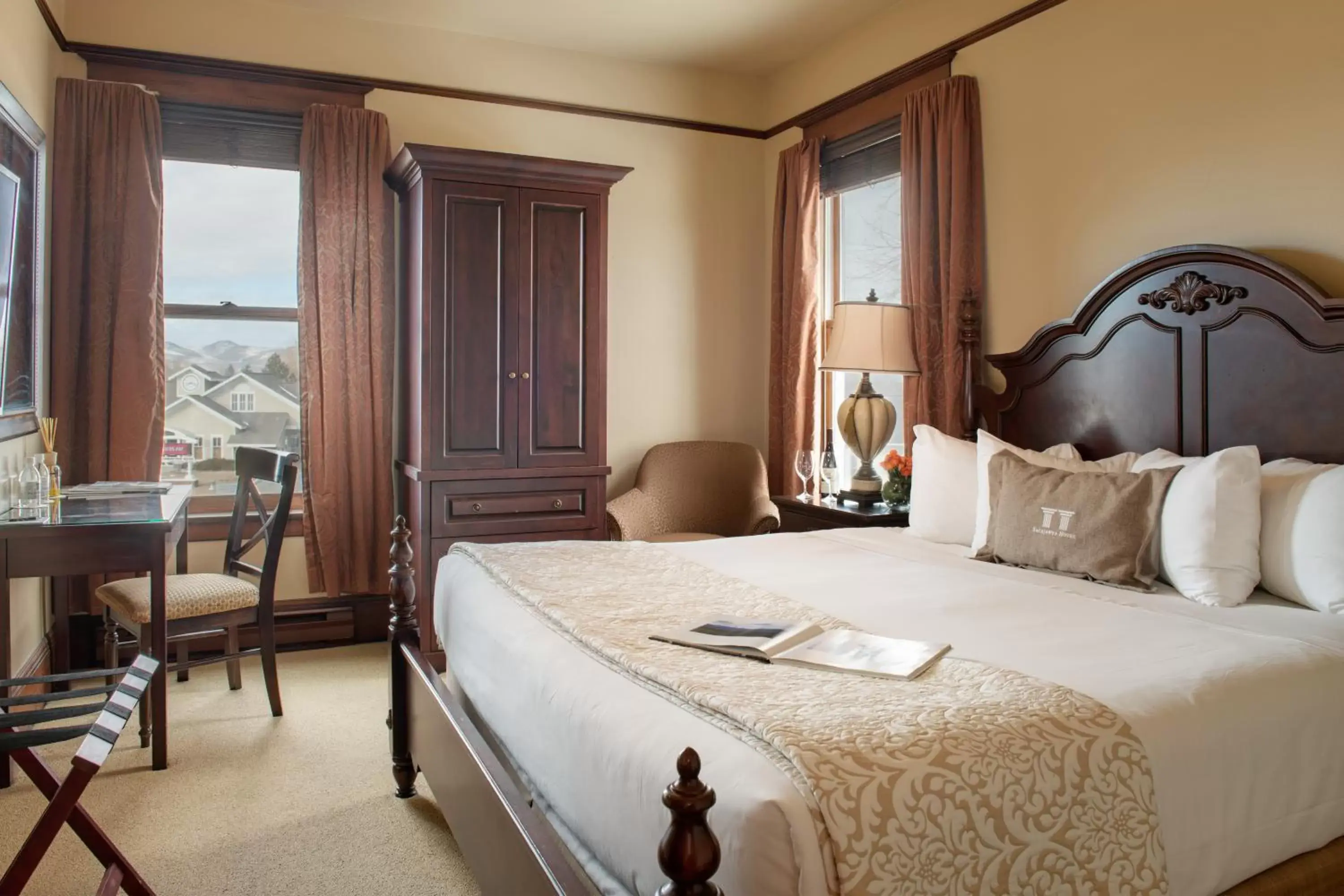 King Room in The Sacajawea Hotel King Room in The Sacajawea Hotel