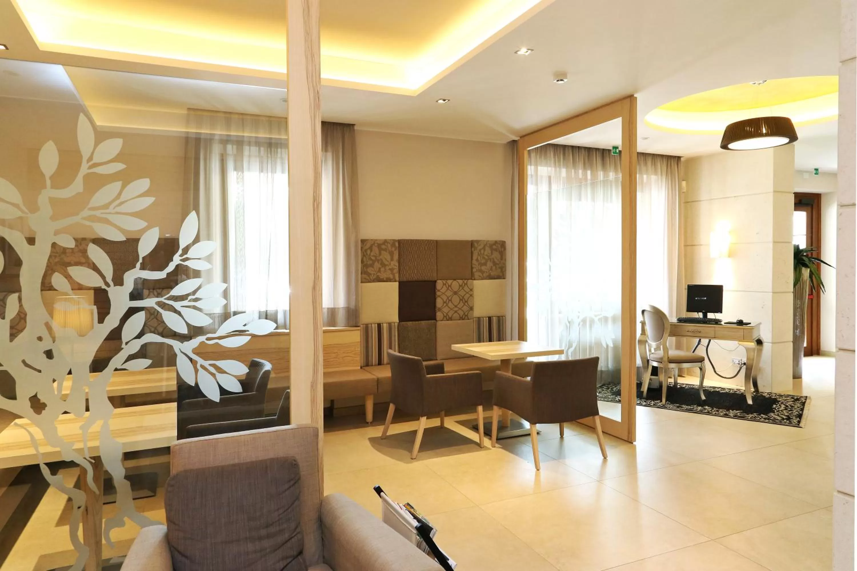 Communal lounge/ TV room in Hotel Garden