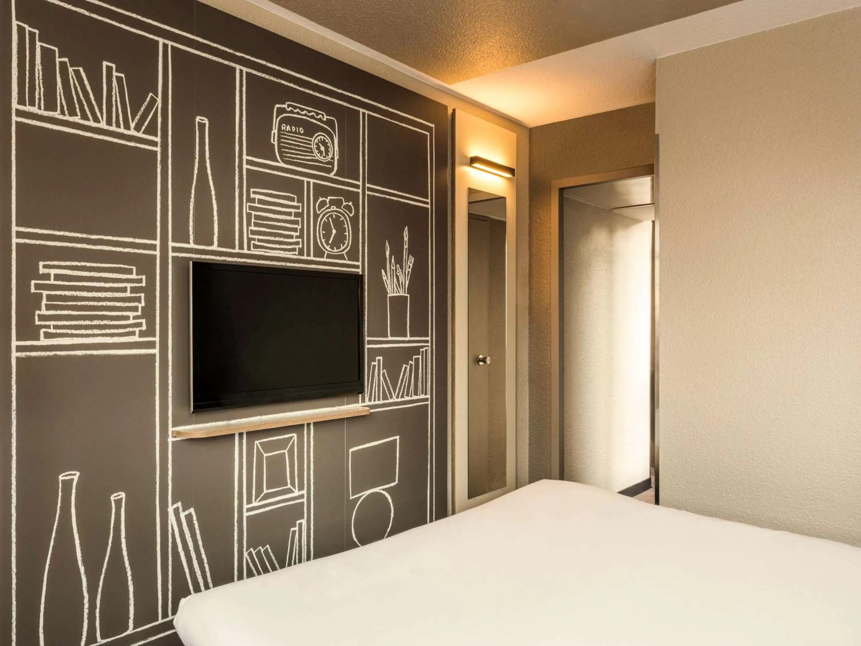 Photo of the whole room, Bed in ibis Bordeaux Centre - Gare Saint-Jean