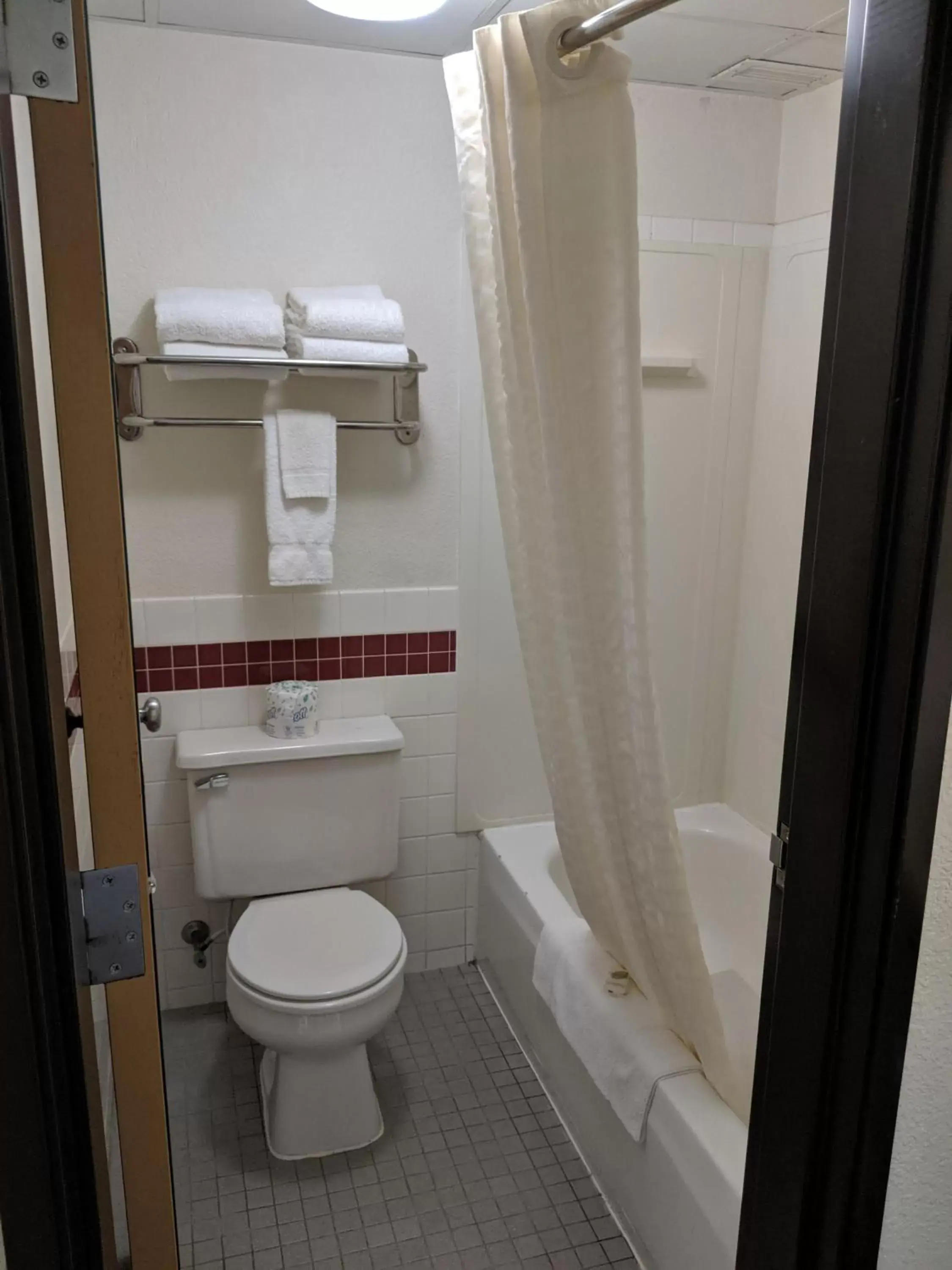 Bathroom in Boarders Inn and Suites by Cobblestone Hotels - Ripon