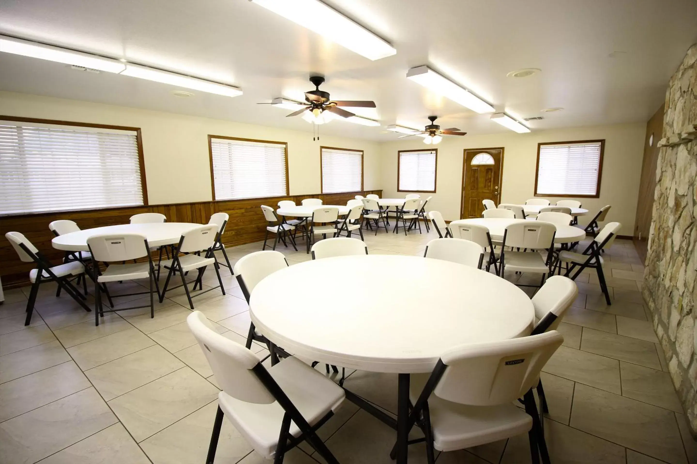 Meeting/conference room, Restaurant/Places to Eat in Peach Tree Inn & Suites