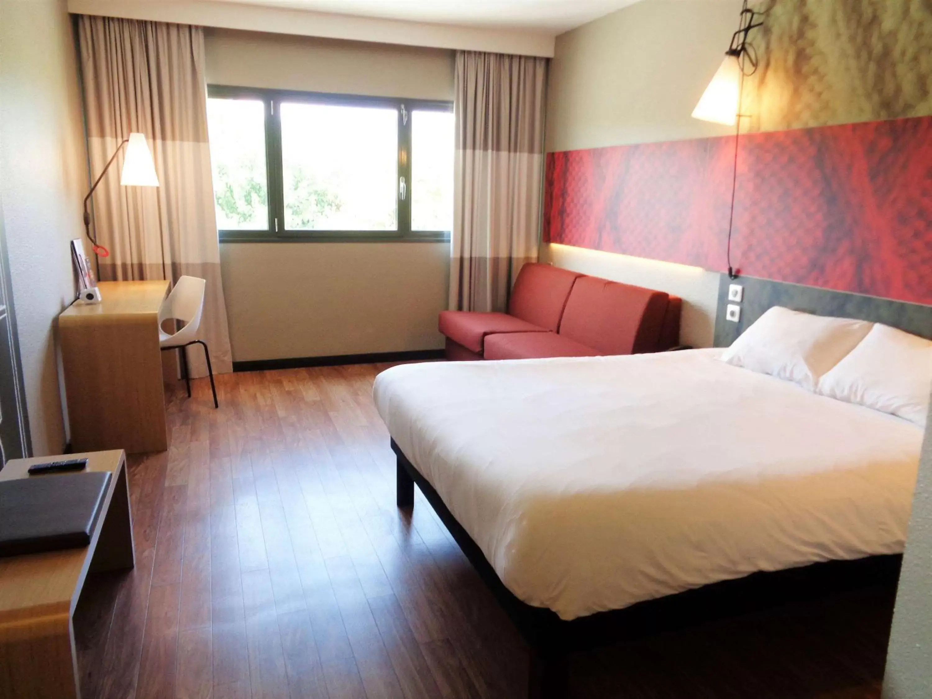 Photo of the whole room, Bed in ibis Valence Sud