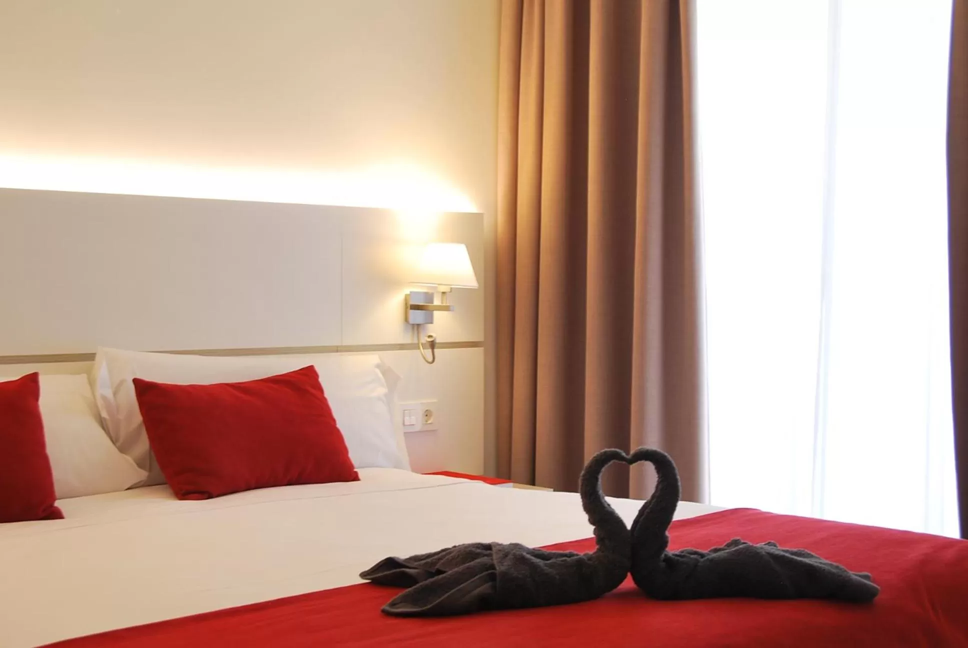 Decorative detail, Bed in Hotel Pompaelo Plaza del Ayuntamiento & Spa