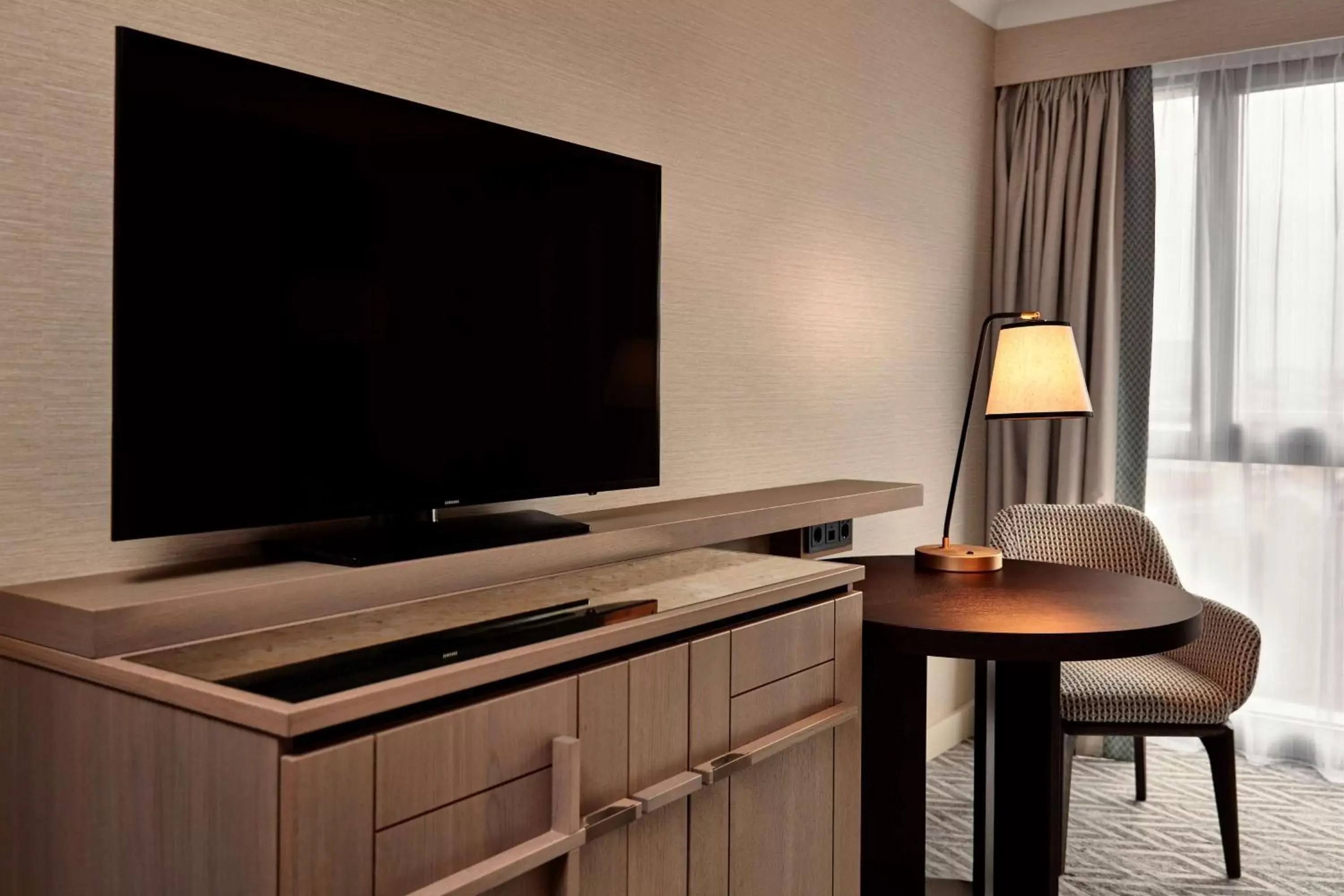 Bedroom, TV/Entertainment Center in Hilton Vienna Park