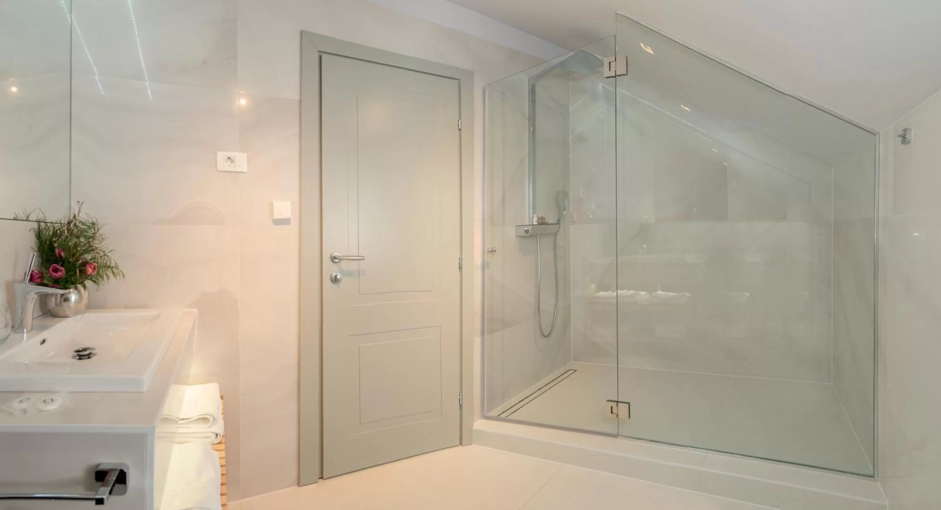 Shower in Heritage Hotel 19