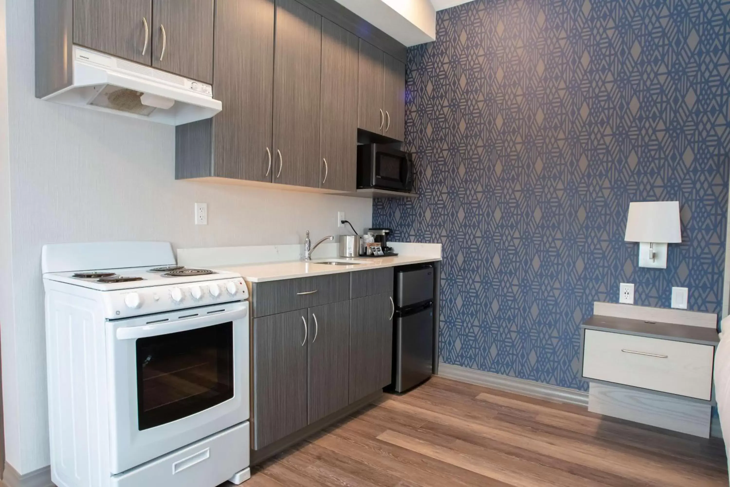 Kitchen or kitchenette, Kitchen/Kitchenette in Best Western Plus Prince George