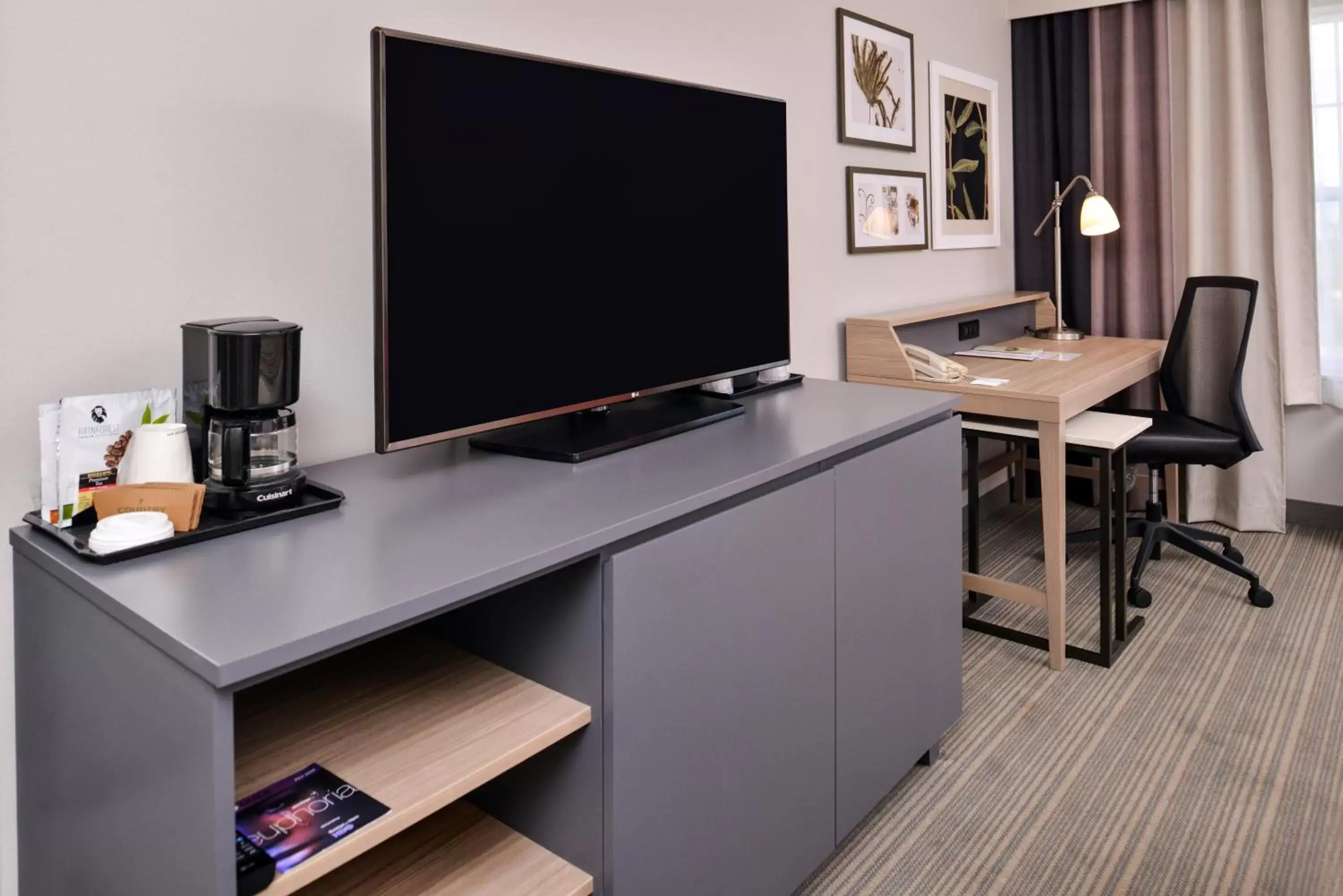 TV and multimedia, TV/Entertainment Center in Country Inn & Suites by Radisson, Tinley Park, IL