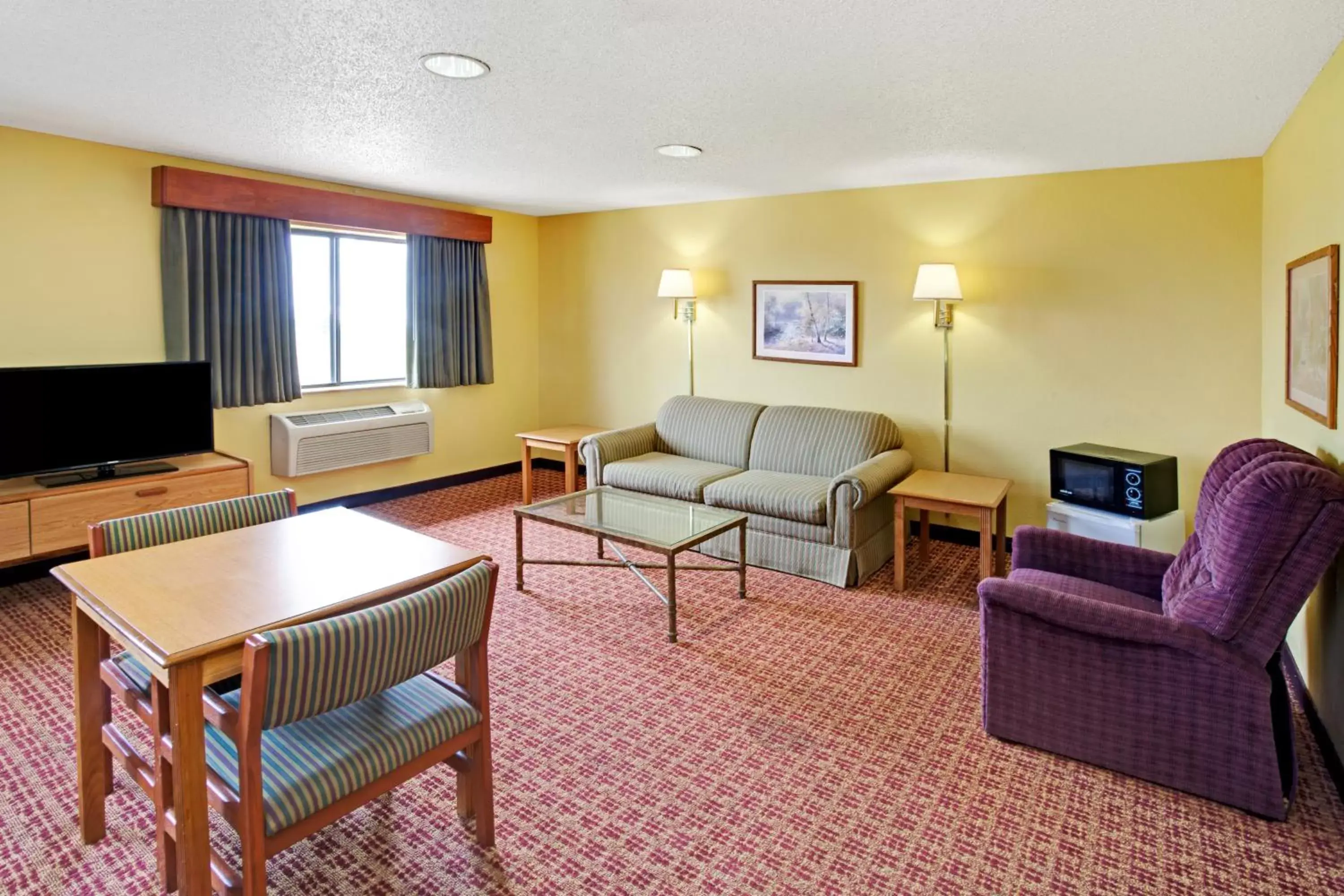 Living room, Seating Area in Super 8 by Wyndham Romeoville Bolingbrook