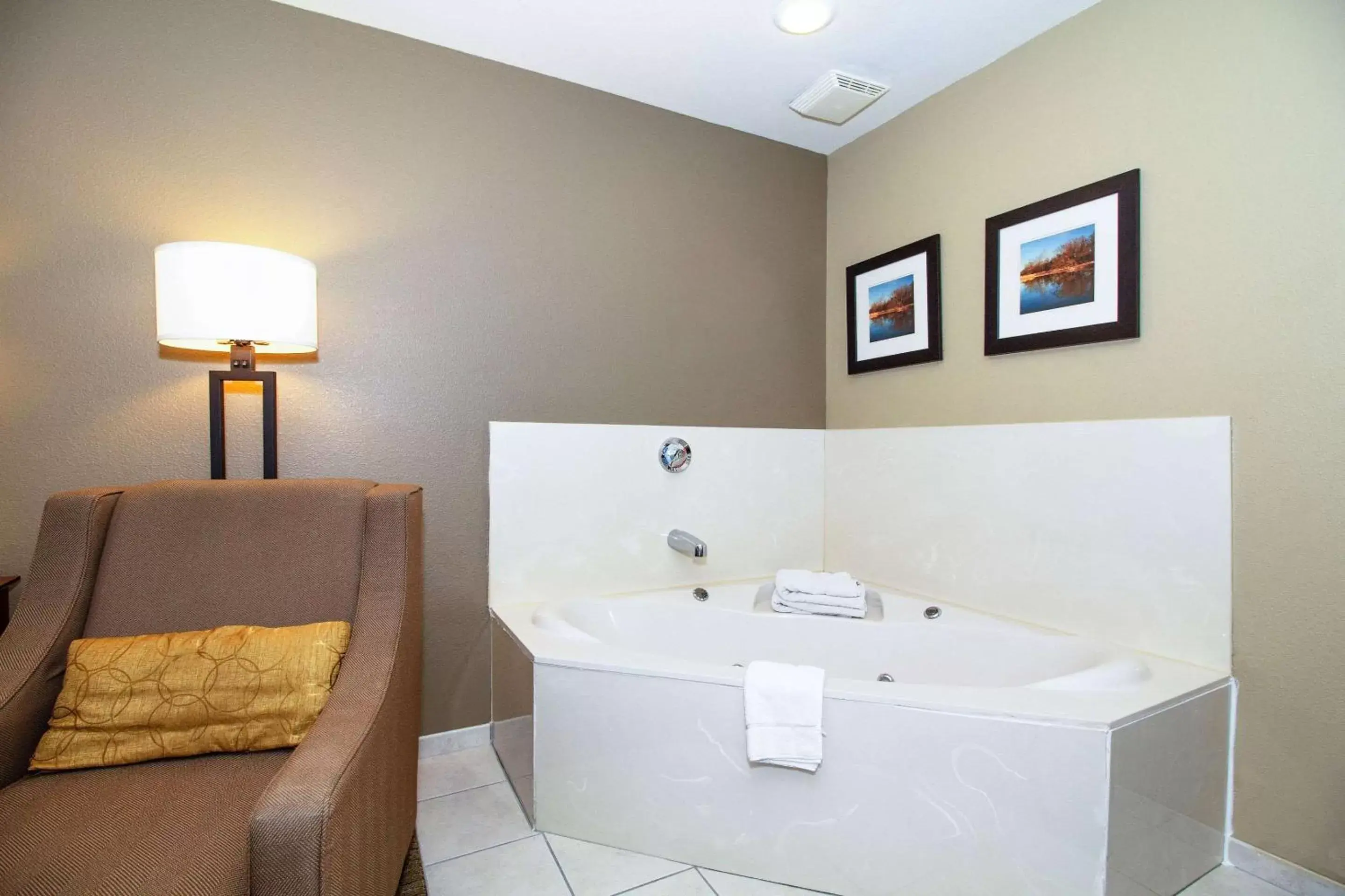 Bedroom, Bathroom in Comfort Inn & Suites East Moline near I-80