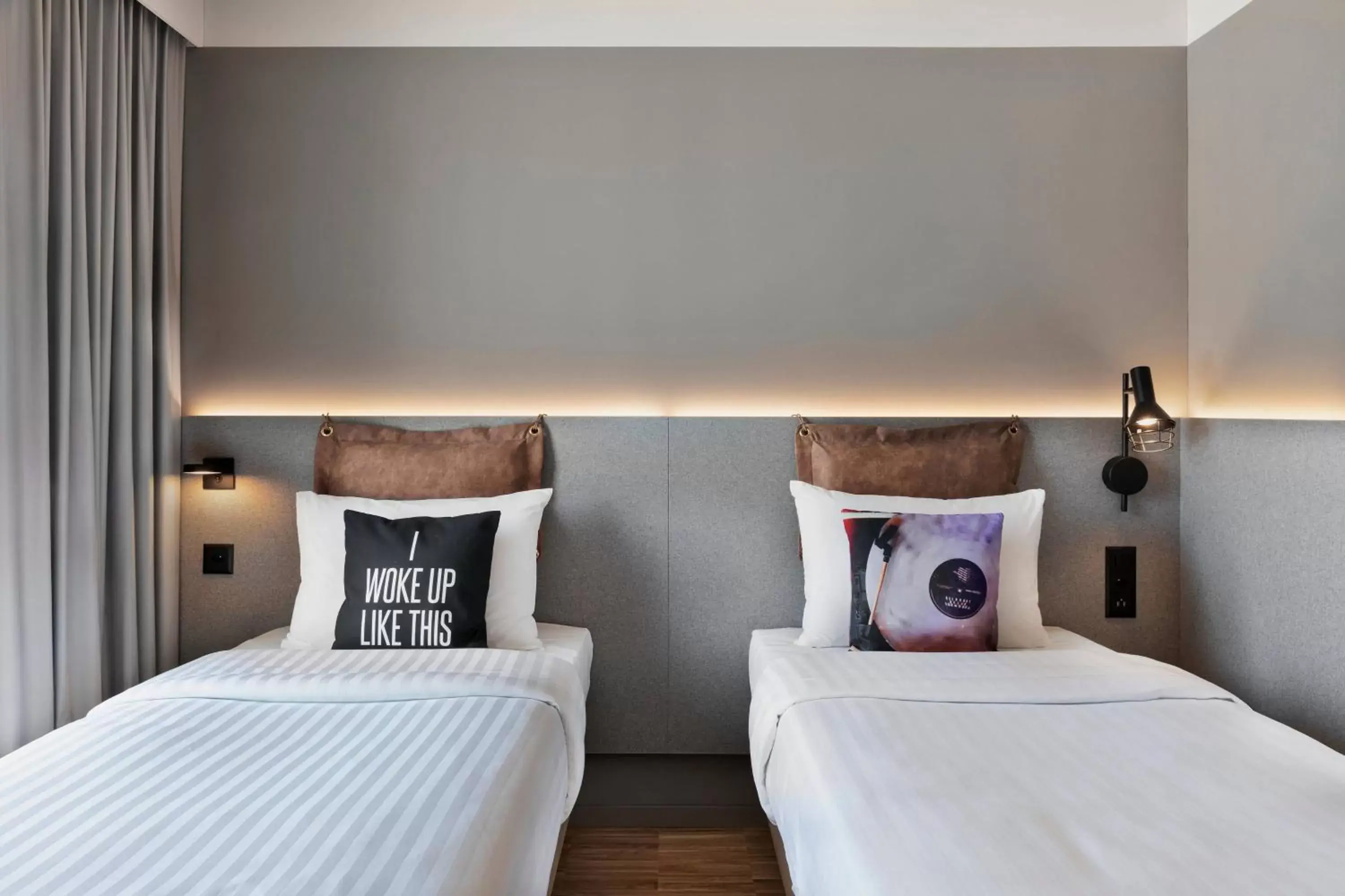 Photo of the whole room, Bed in Moxy Rapperswil