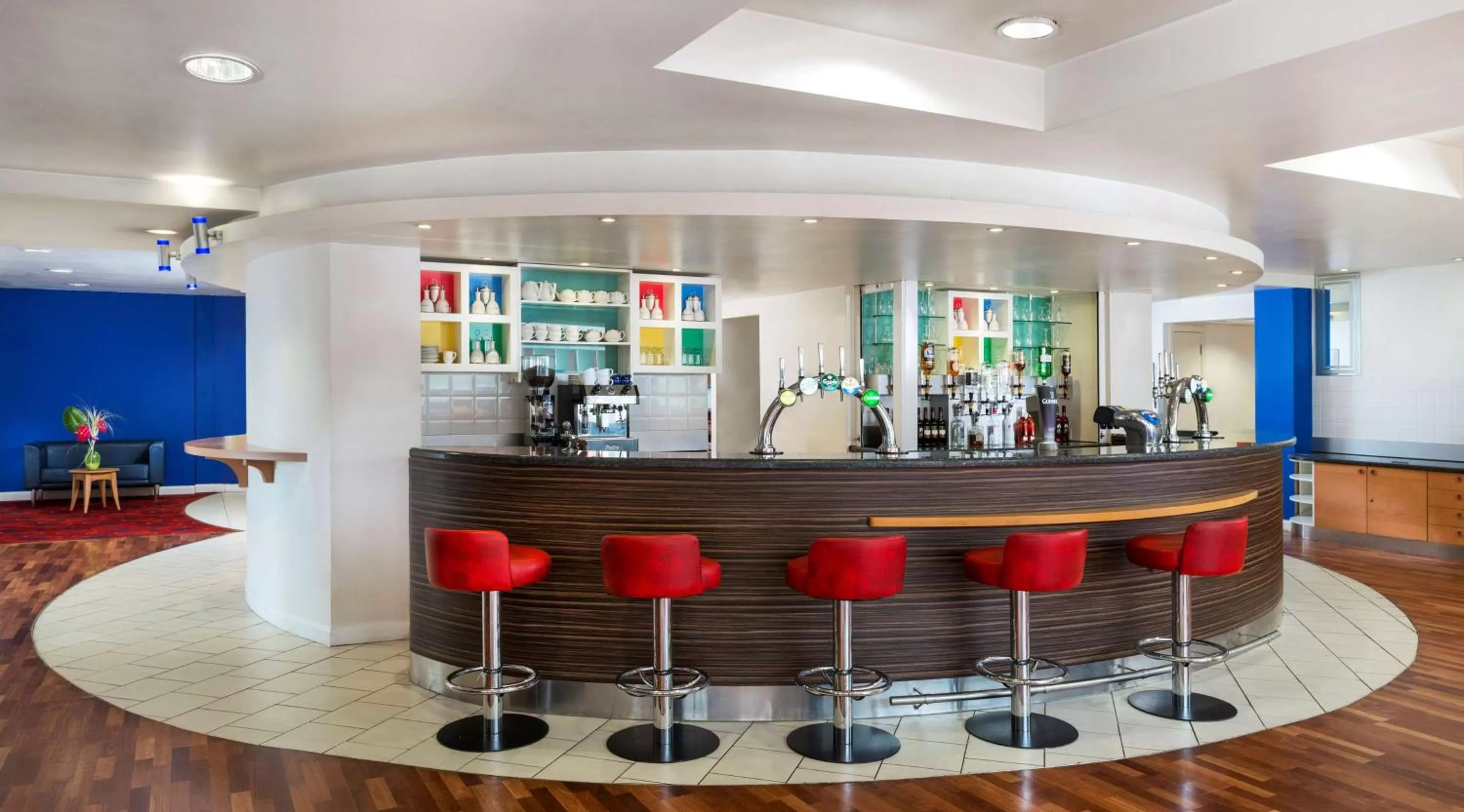 Lounge or bar in Park Inn by Radisson Birmingham Walsall