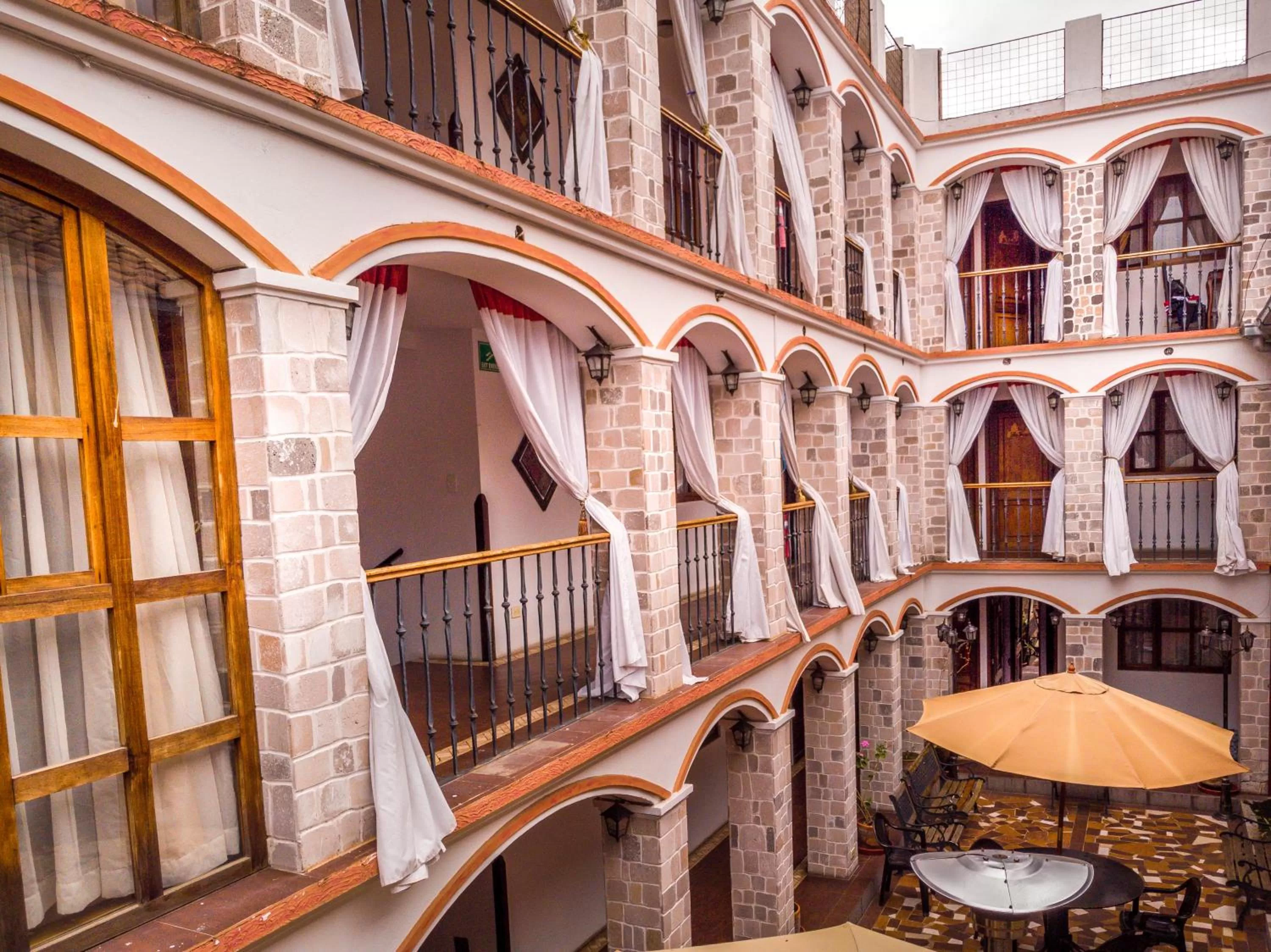 Facade/entrance, Balcony/Terrace in Villa de Tacvnga Hotel