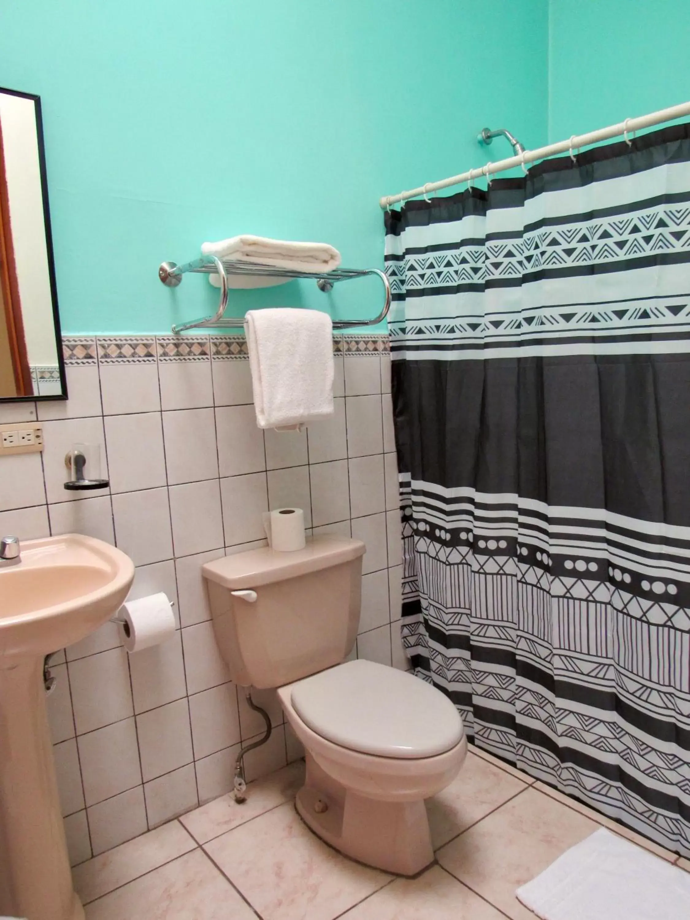 Bathroom in Hotel La Guaria Inn & Suites