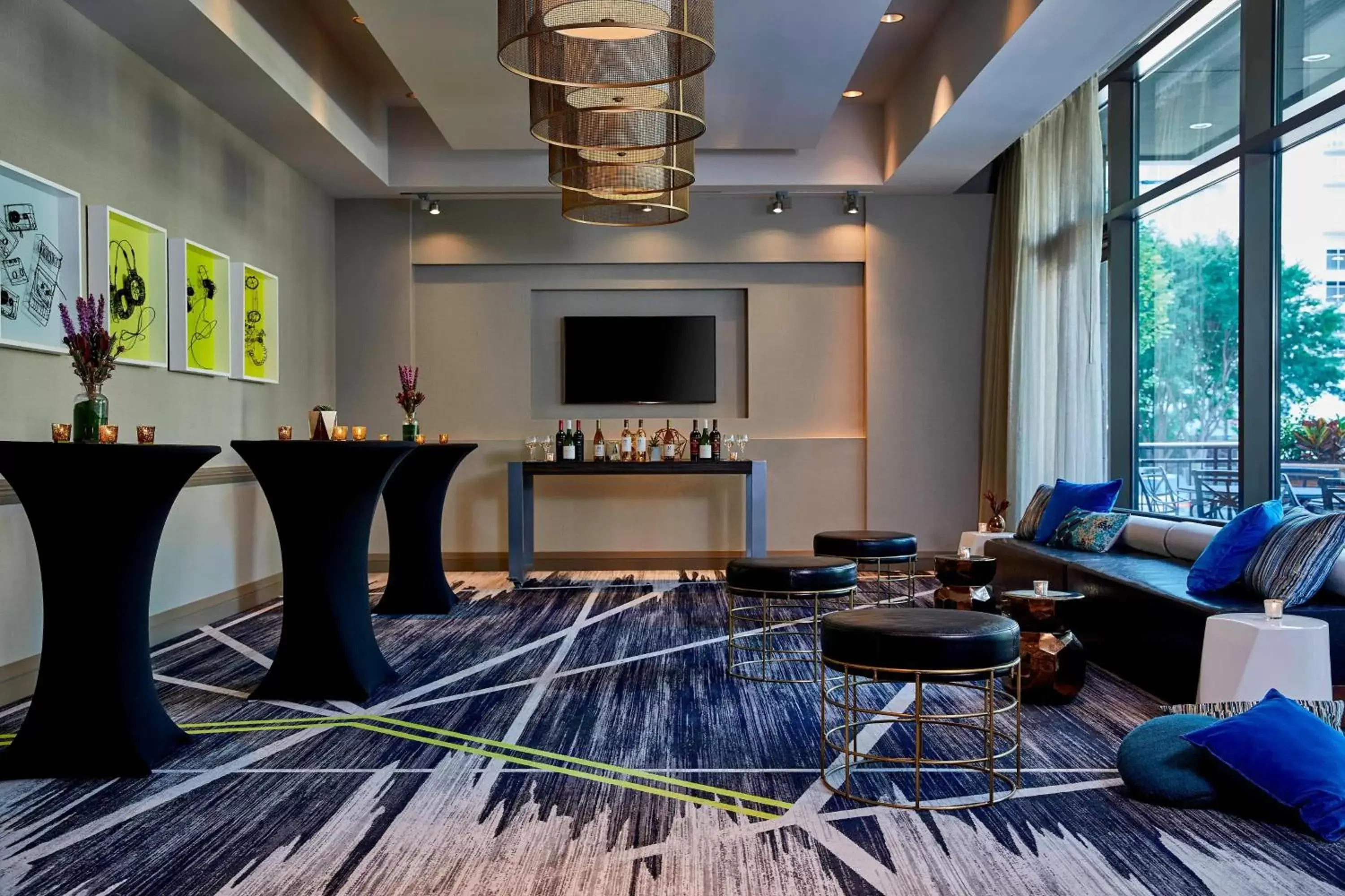 Lounge or bar in Renaissance Atlanta Midtown Hotel