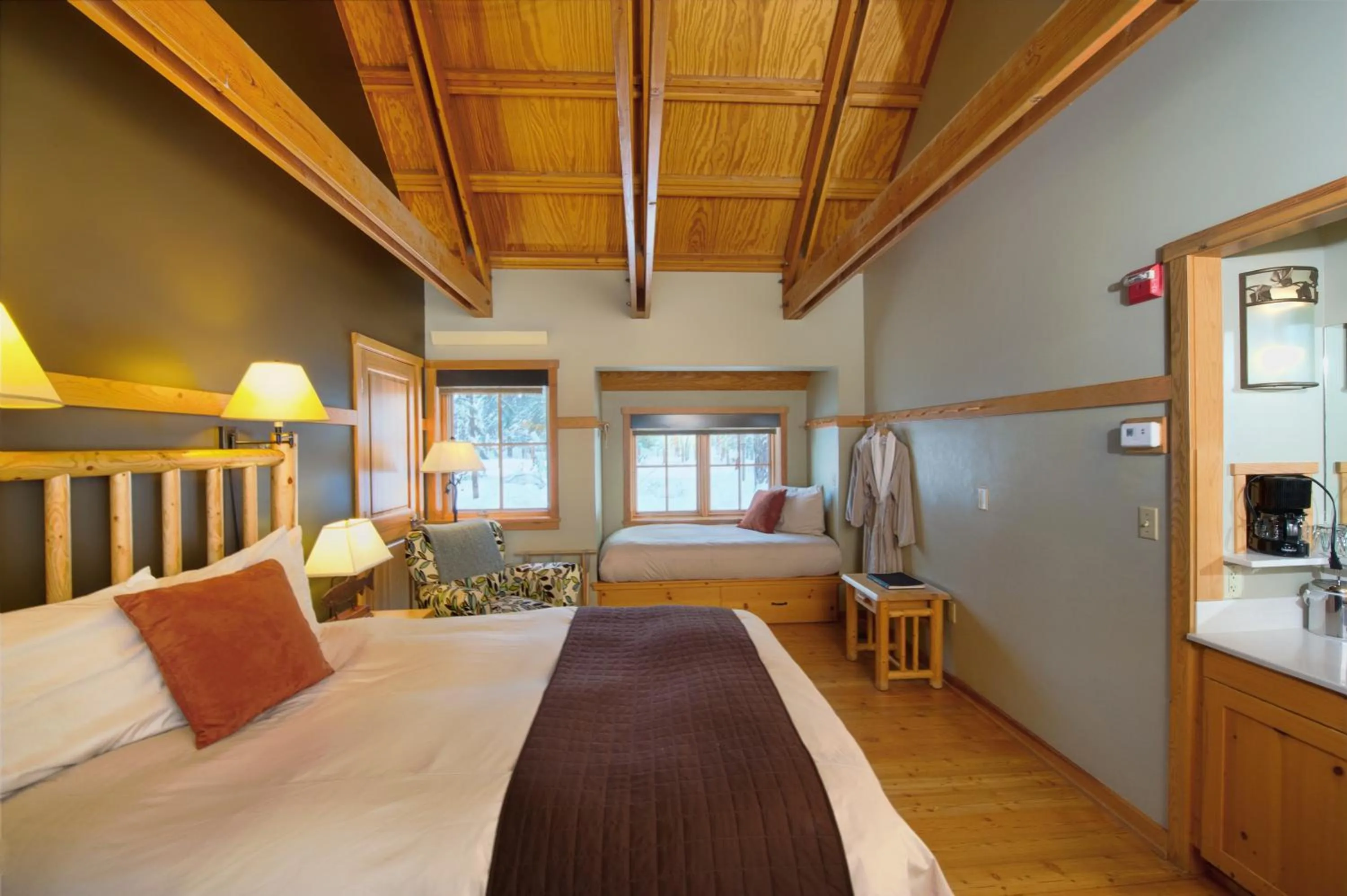 Photo of the whole room, Bed in Sleeping Lady Mountain Resort