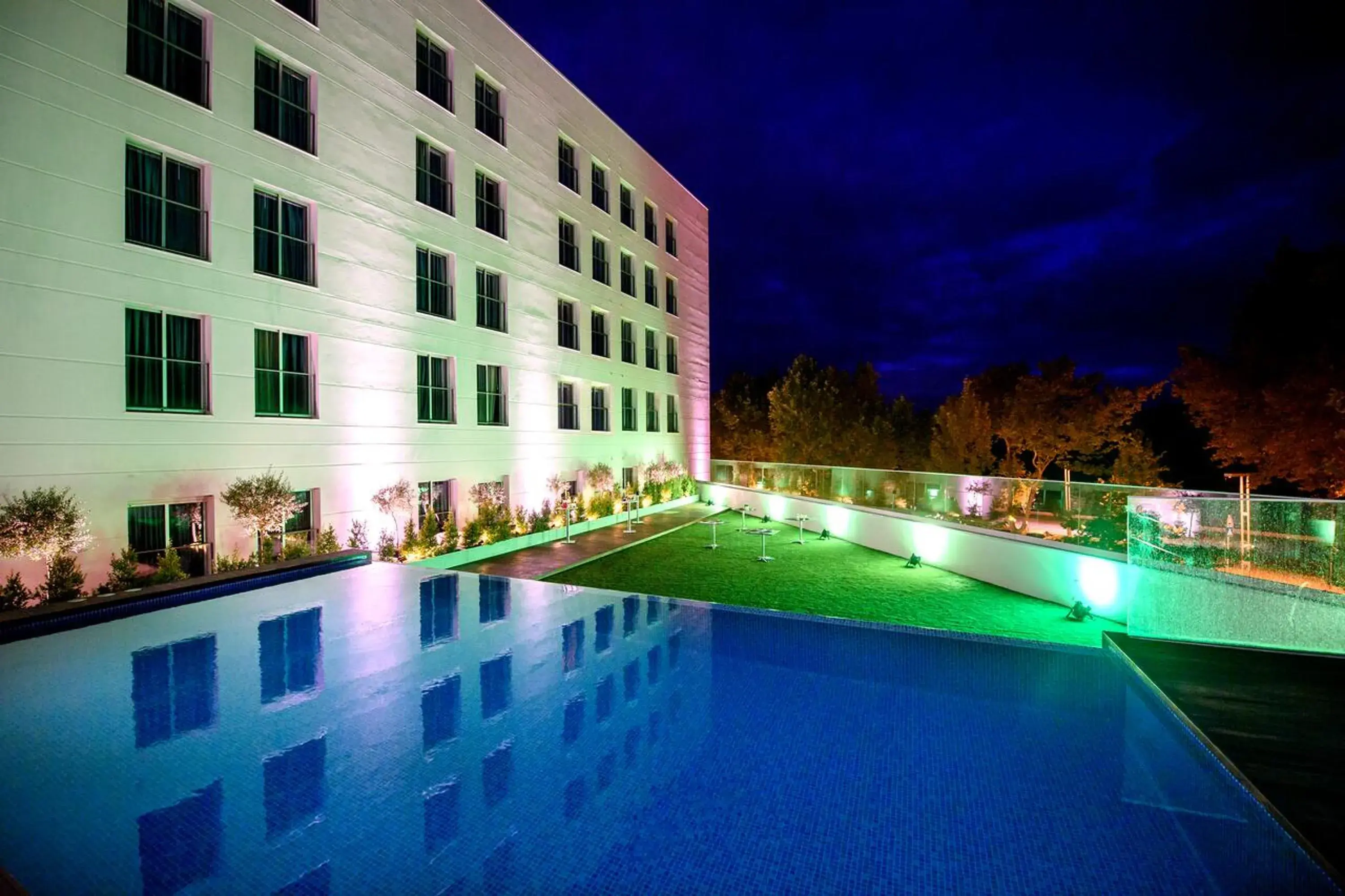 Business facilities, Swimming Pool in Lux Fatima Park - Hotel, Suites & Residence