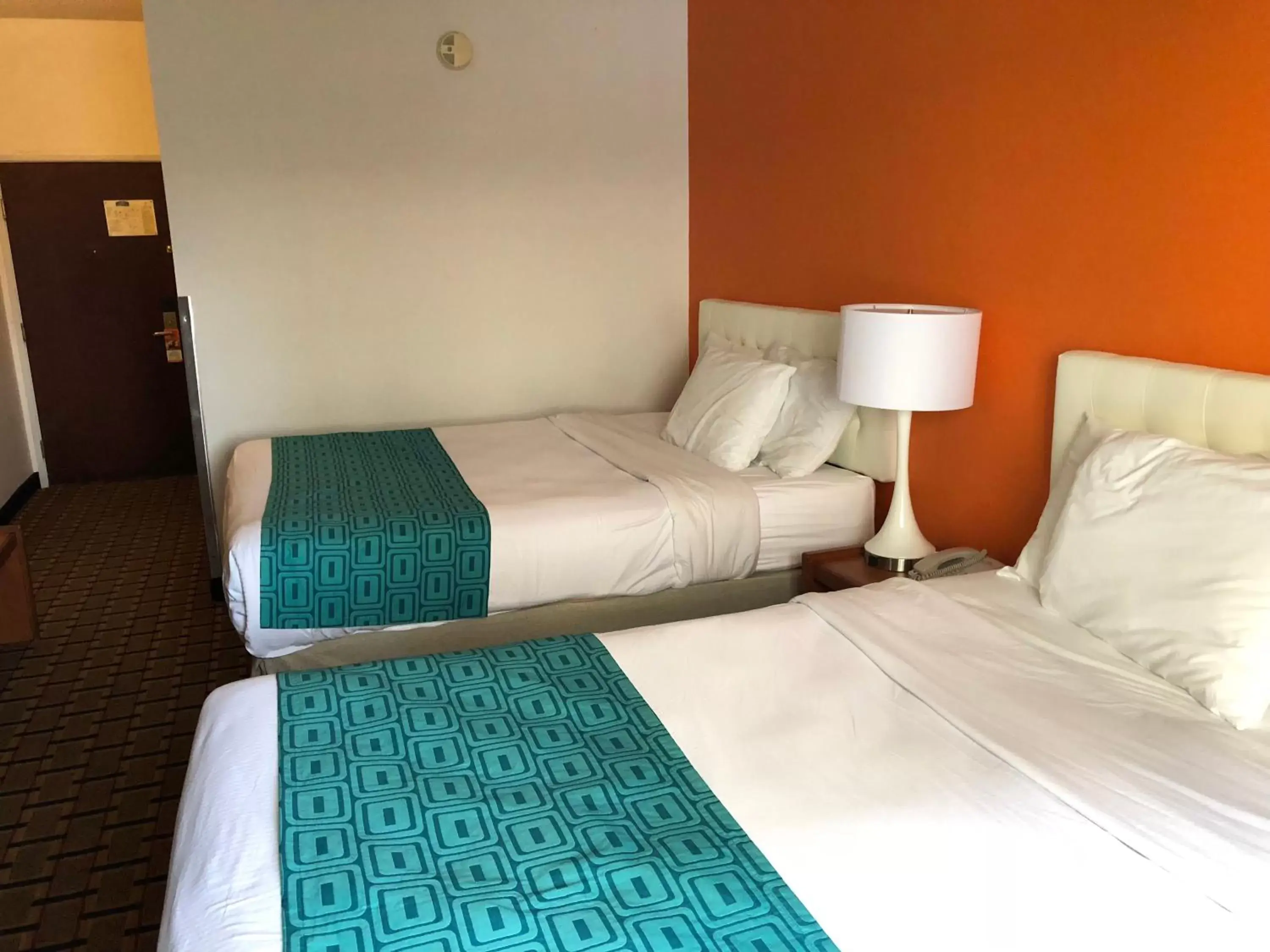 Bed in Howard Johnson by Wyndham Airport