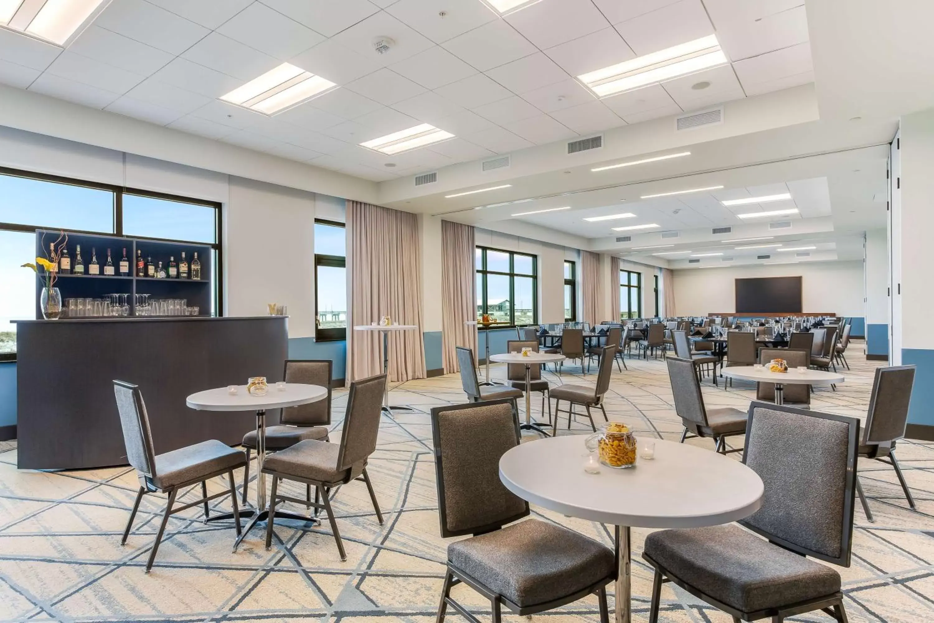 Dining area, Lounge/Bar in The Lodge at Gulf State Park, A Hilton Hotel