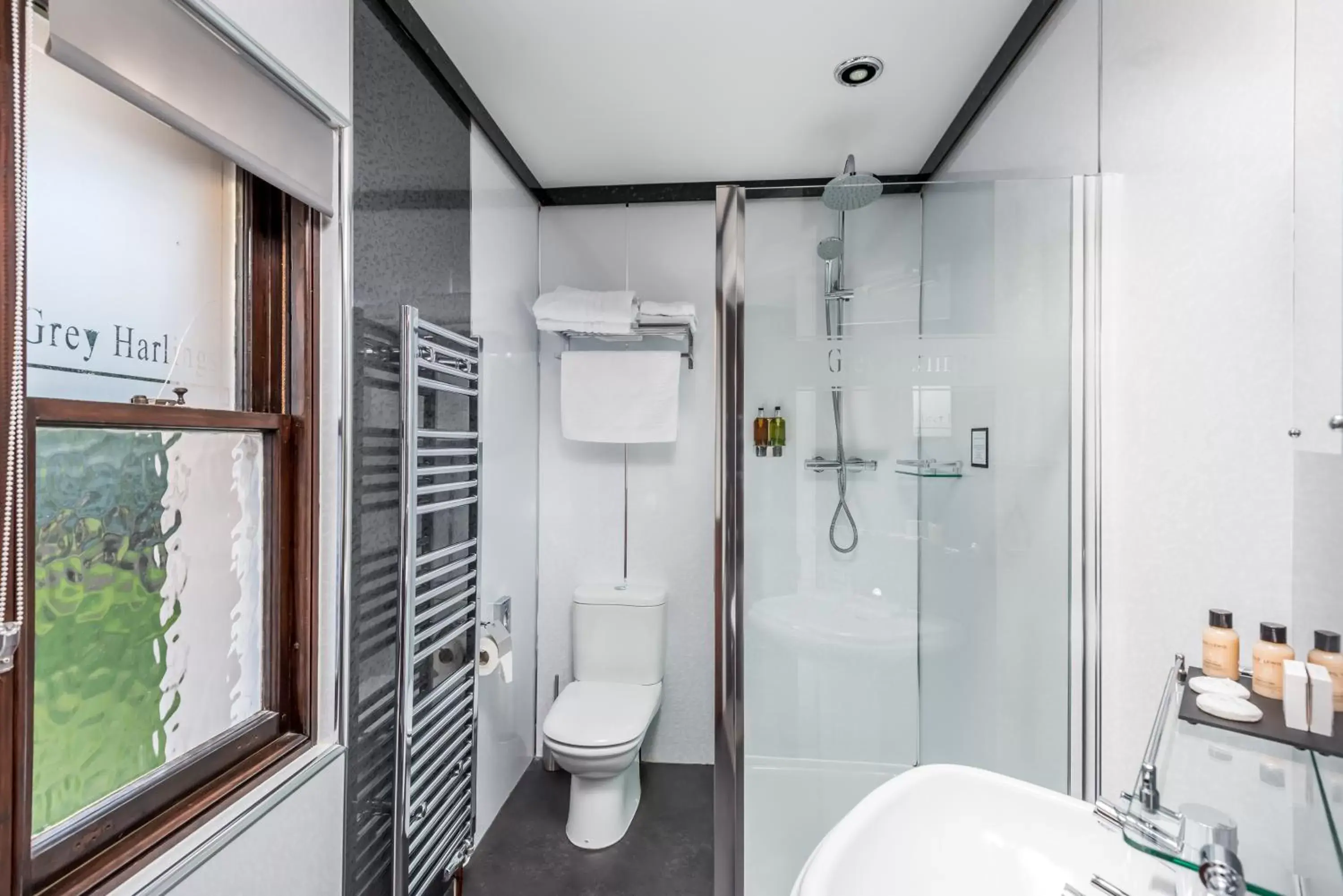 Bathroom in Grey Harlings Hotel